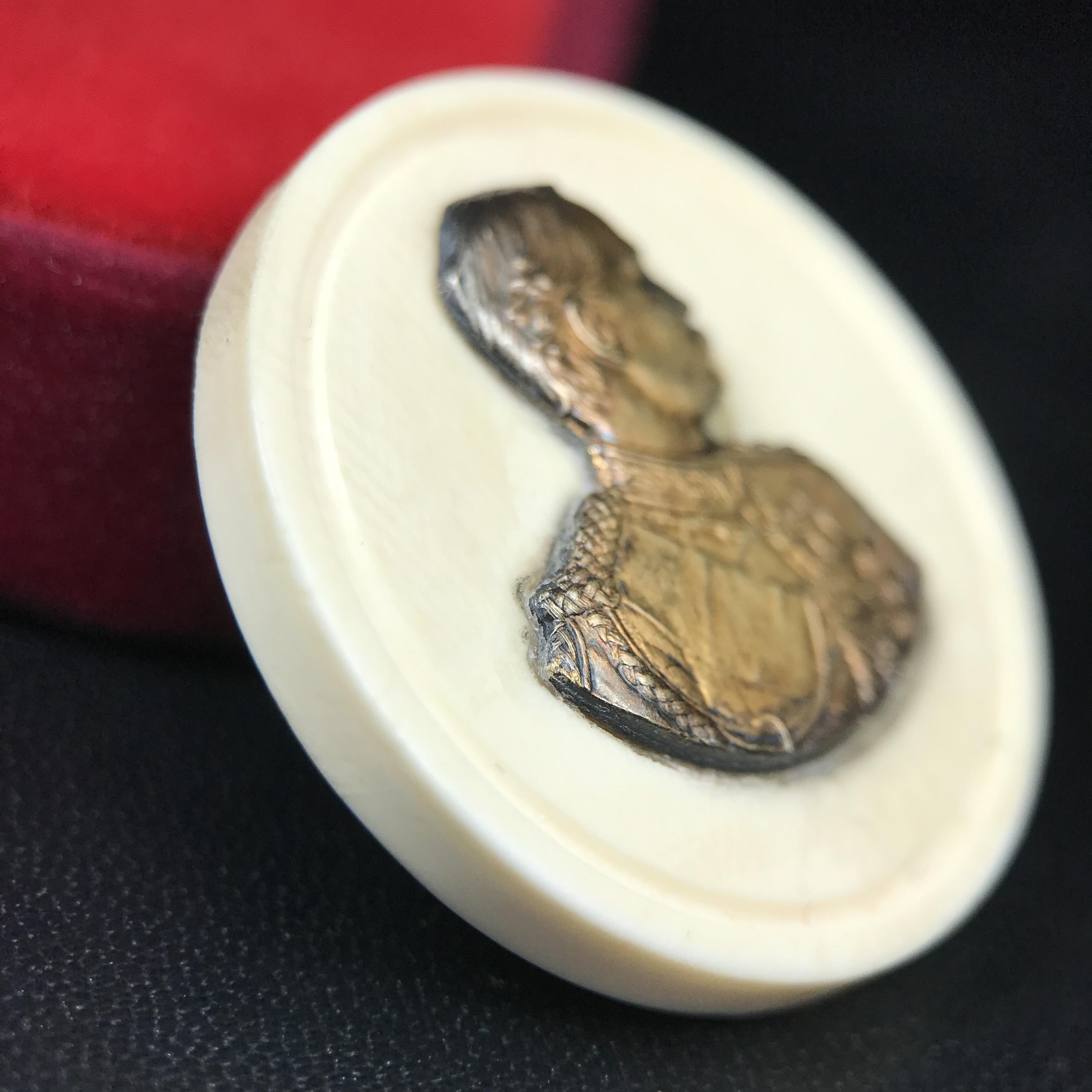 เหรียญรัชกาลที่ 5 คชสารหมื่นปี หลวงพ่ออุตตมะ วัดวังก์วิเวการาม ปี 2540 พิมพ์ใหญ่ขนาด 3.0 ซม. หน้ากากทองคำบริสุทธิ์ 99.99% (ผิวสวยเดิมขึ้นรุ้งงดงามธรรมชาติ)พร้อมกล่องบรรจุเดิมครบ(ควรคู่ผู้รู้คุณค่า ด้วยวัตถุมงคล เสริมบุญญาบารมี)