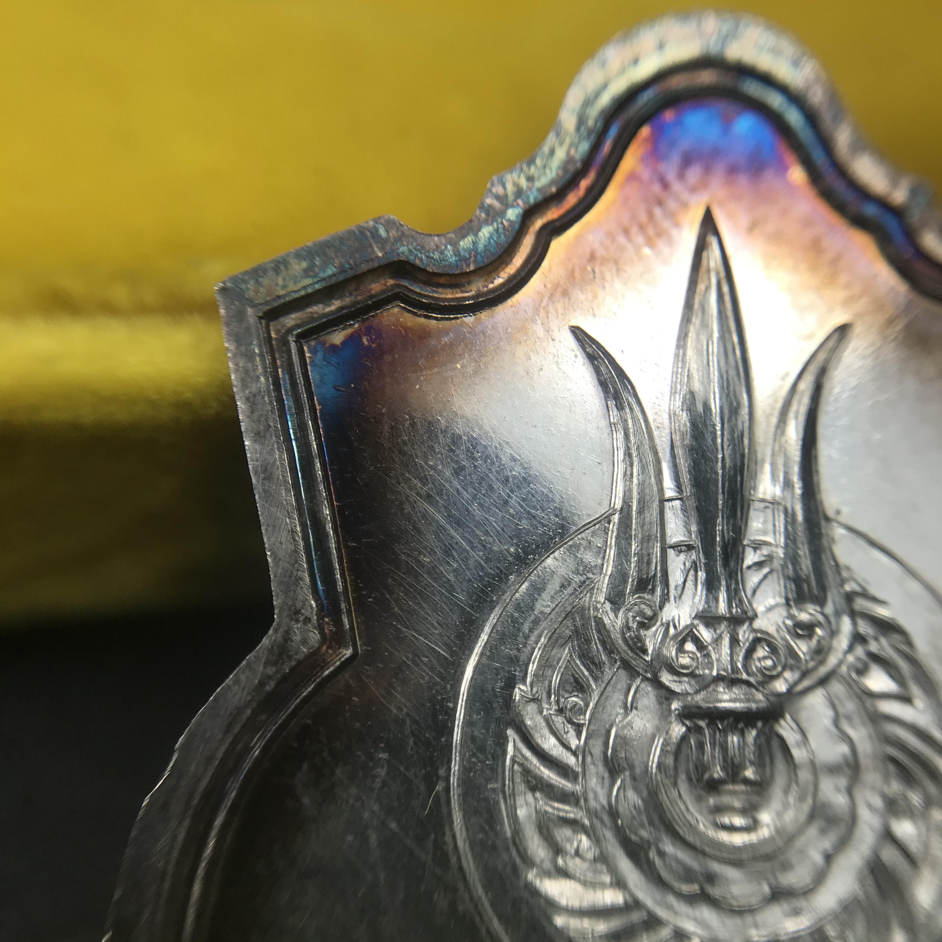 เหรียญพระบาทสมเด็จพระเจ้าอยู่หัว รัชกาลที่9ประทับนั่งบัลลังก์ กระทรวงมหาดไทยจัดสร้าง ปี2539 เนื้อเงินกล่องบรรจุเดิมสภาพสวย เนื้อเงินผิวเดิมขึ้นสีรุ้งธรรมชาติ แบบนิยม หายาก