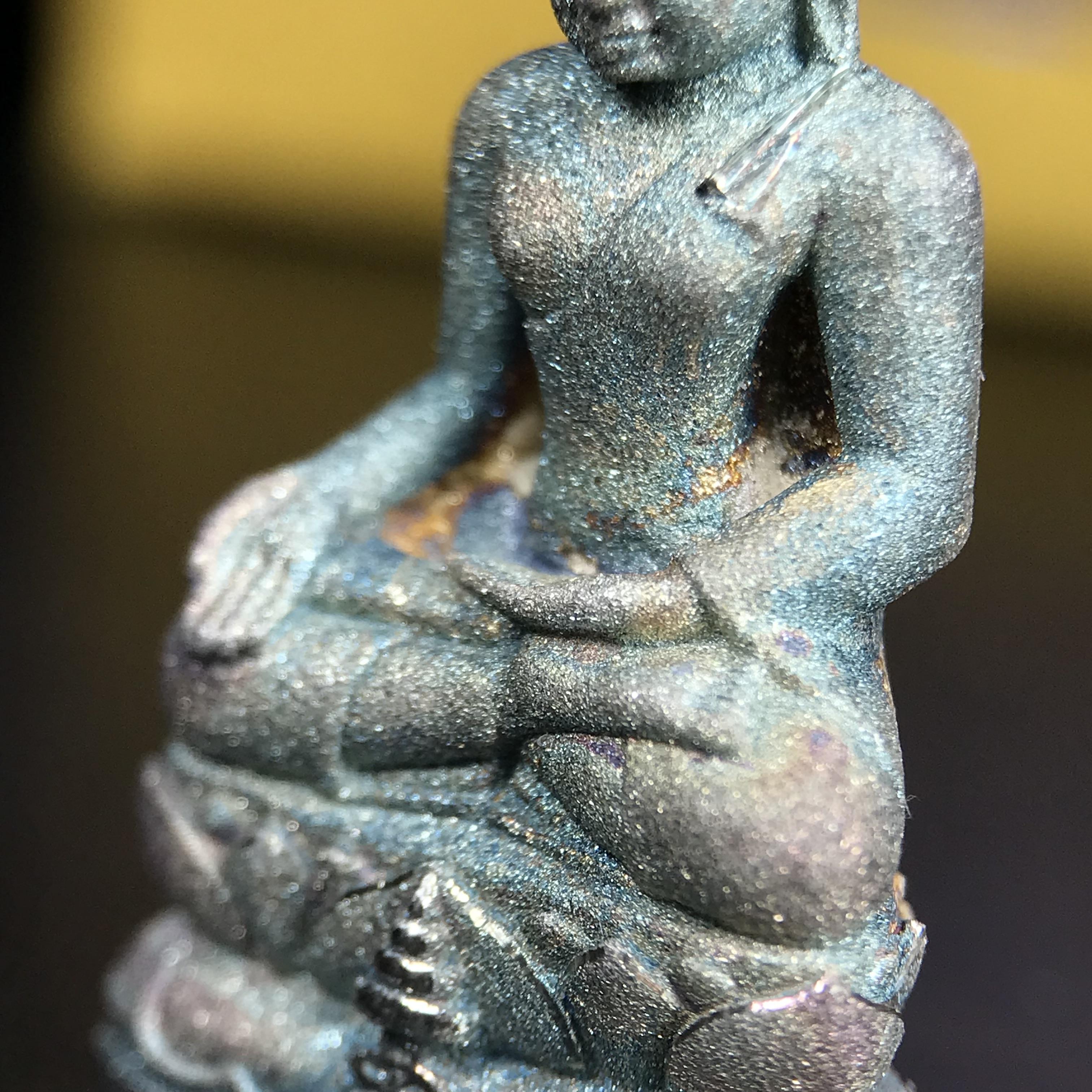 พระกริ่งไพรีพินาศ ญสส. ชุดกาญจนาภิเษกครองราชย์ 50 ปี พุทธศักราช 2538 วัดบวรนิเวศวิหาร เนื้อเงิน(ผิวเดิมขึ้นสีรุ้งขียวมรกตเข้มขลังงดงามธรรมชาติสร้างสรรค์) สภาพสวยเดิมพร้อมกล่องบรรจุเดิมผ้าไหมสีเหลืองตรากาญจนาภิเษก ตอกโค๊ดหมายเลขกำกับ ๕๐๐๑(1 ใน 8425 องค์)