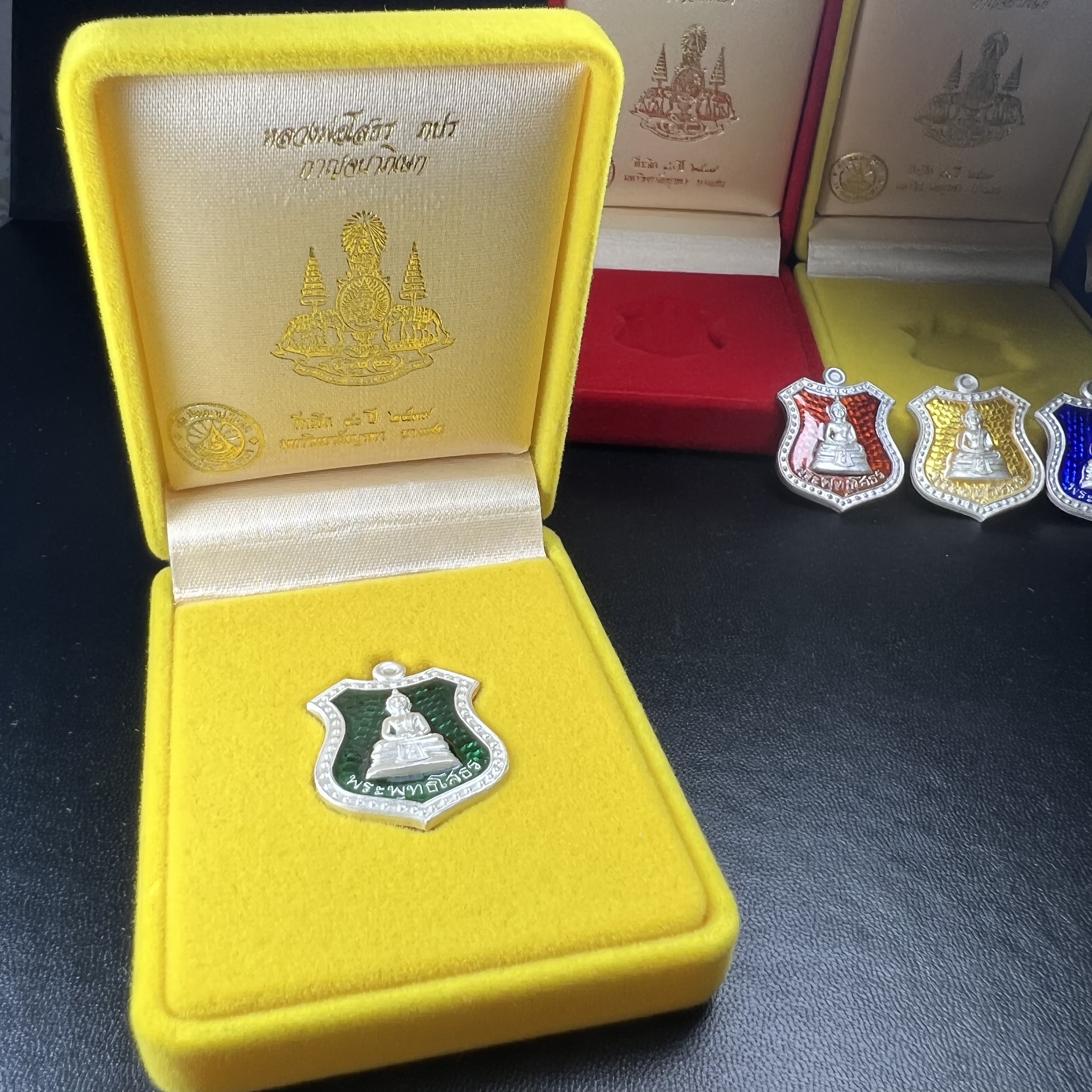 เหรียญหลวงพ่อโสธร ภปร. รุ่นกาญจนาภิเษก จัดสร้างในมงคลวโรกาสที่พระบาทสมเด็จพระเจ้าอยู่หัวรัชกาลที่9 เสด็จเถลิงถวัลย์สิริราชสมบัติ ครบ 50 ปี ในพุทธศักราช 2539 เนื้อเงินลงยา(สีแดง สีเหลือง สีน้ำเงิน สีเขียว)ครบชุดรวม 4 เหรียญ(พิธีใหญ่เข้มขลัง)1 ใน 9950 ชุด