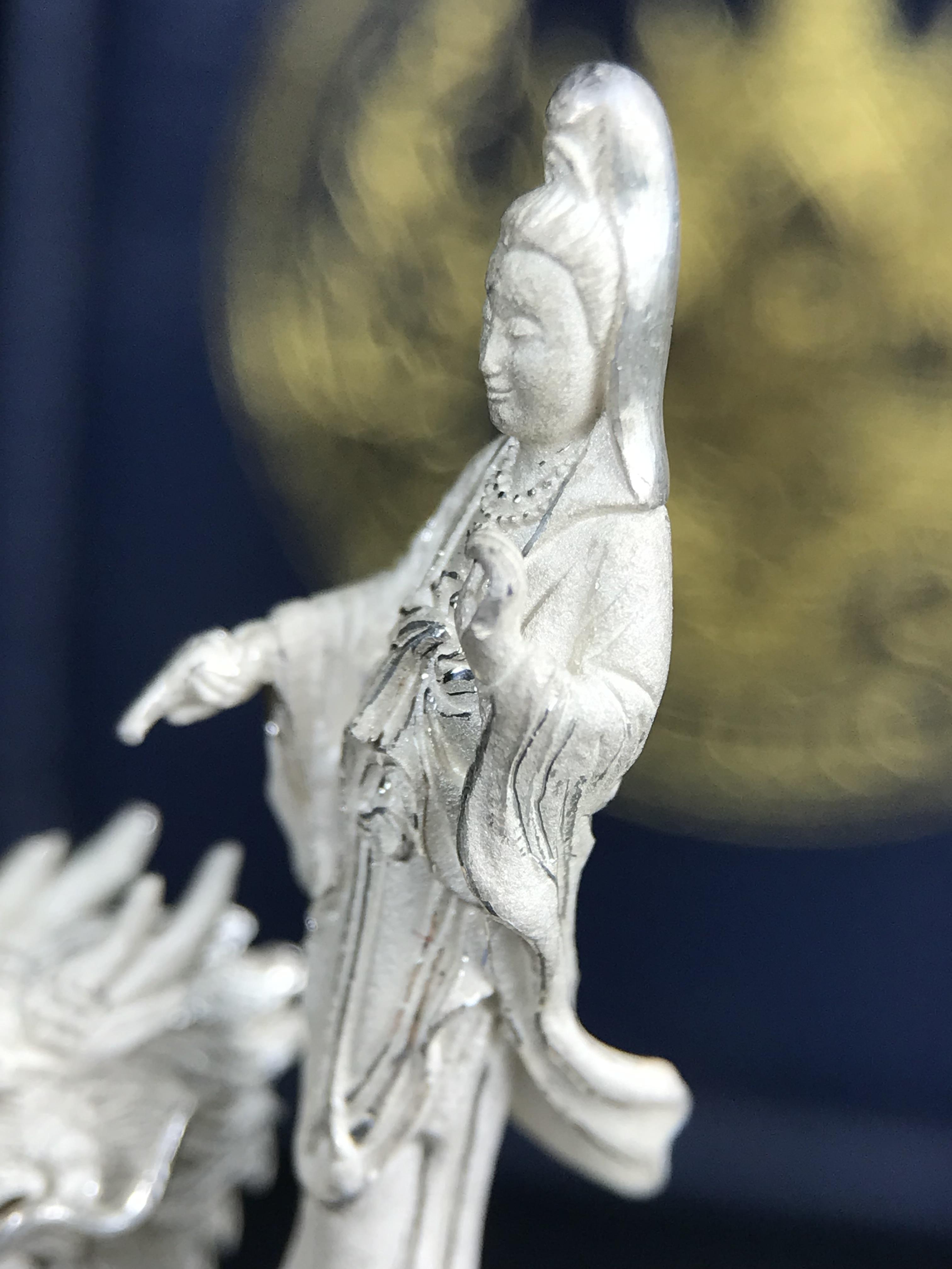 รูปหล่อลอยองค์พระโพธิสัตว์กวนอิม ทรงประทับมังกร จ.ระนอง เนื้อเงิน พิมพ์ใหญ่(สภาพผิว สวยงดงาม ทรงคุณค่า) เฉลิมฉลองในวโรกาสที่พระบาทสมเด็จพระเจ้าอยู่หัวทรงครองสิริราชสมบัติครบ 50 ปี จ.ระนอง พ.ศ.2539