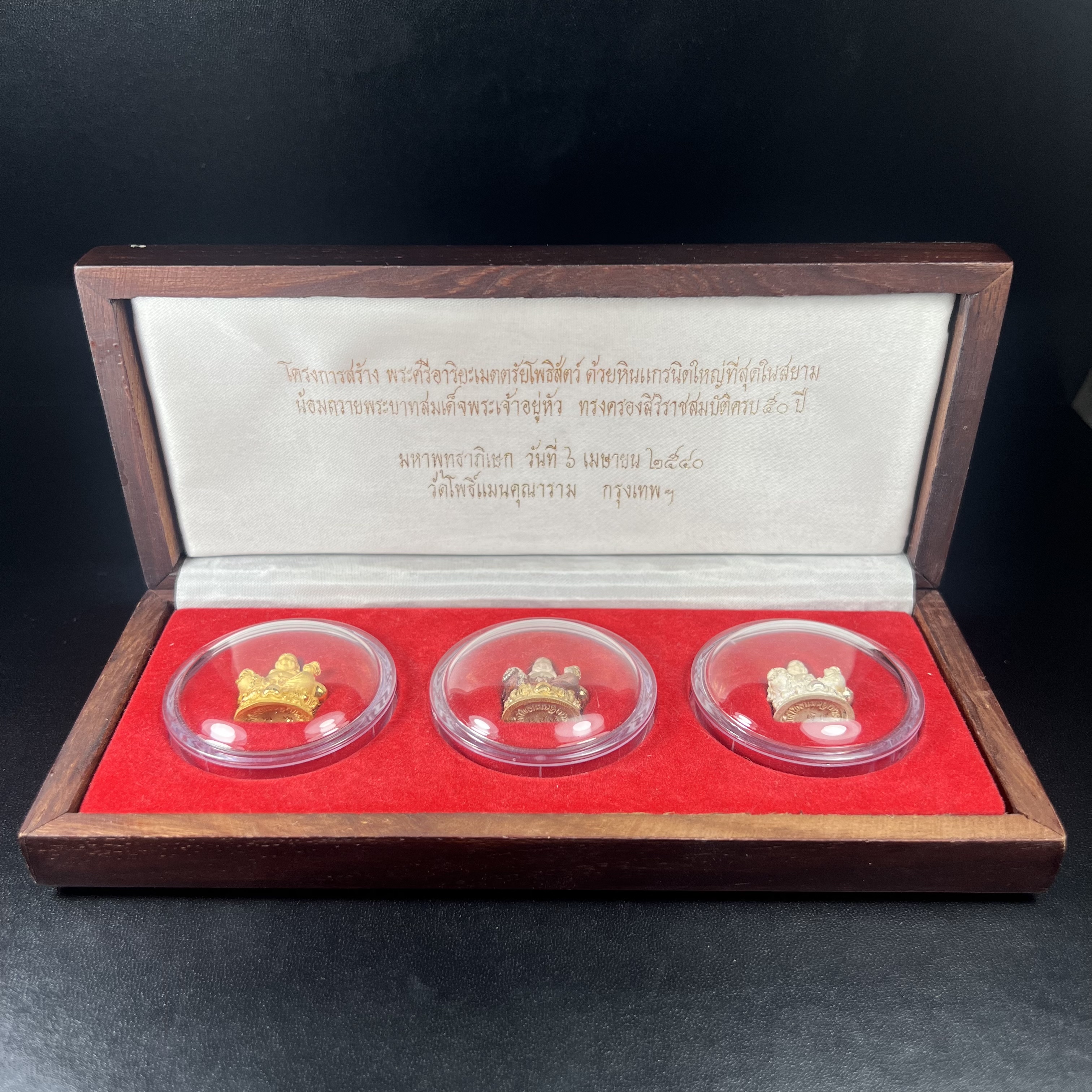 รูปหล่อลอยองค์ พระศรีอริยะเมตตรัยโพธิสัตว์(พระสังกัจจายน์)ชุดทองคำ(เนื้อทองคำ(15.44 กรัม)+เนื้อเงินสามกษัตริย์+เนื้อเงิน) โครงการสร้าง พระศรีอริยะเมตตรัยมหาโพธิสัตว์ น้อมถวายพระบาทสมเด็จพระเจ้าอยู่หัว ทรงครองศิริราชสมบัติครบ 50 ปี วัดโพธิ์แมนคุณาราม