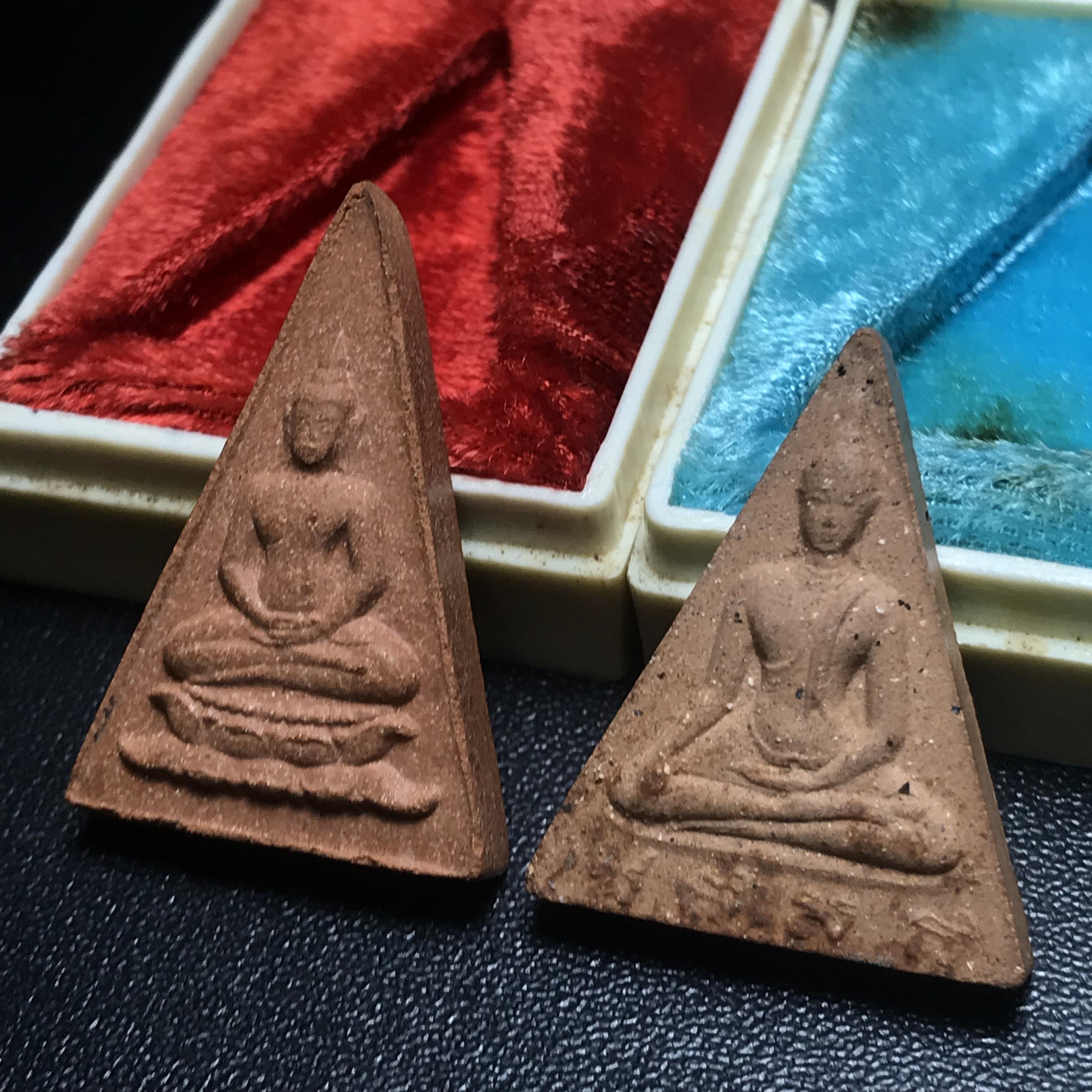 พระสมเด็จอุณาโลมทรงจิตรลดา+พระสมเด็จนางพญา สก. วัดบวรนิเวศวิหาร ปี2519 พิมพ์ใหญ่ กล่องบรรจุเดิม(ในหลวงรัชกาลที่9และสมเด็จพระราชินี เสด็จร่วมในพิธี)(พิธีใหญ่)(มวลสารดี)อีกหนึ่งวัตถุมงคลในหลวงที่ทรงคุณค่า