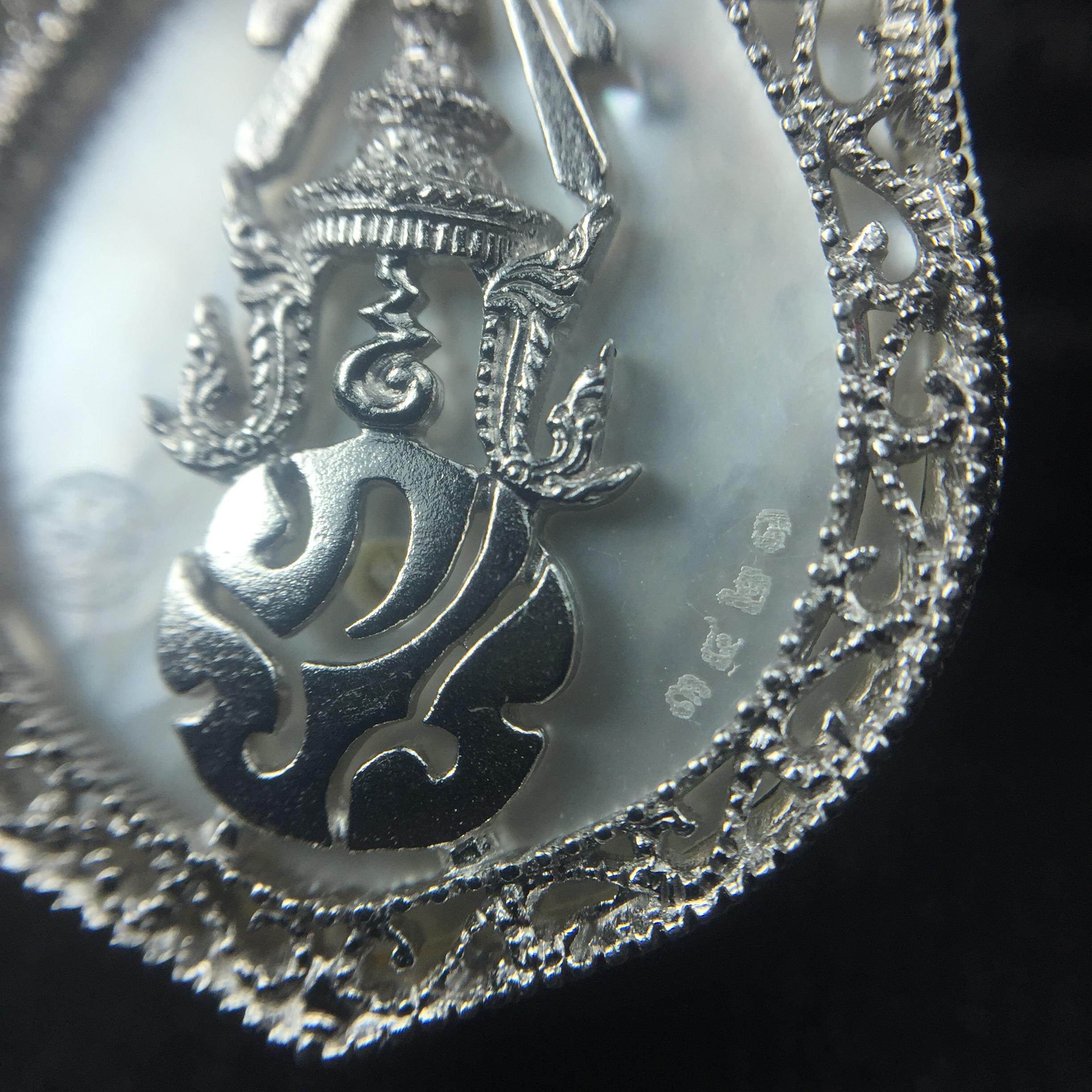 พระพุทธชินราช ภปร. โครงการ "เพราะแผ่นดินนี้ คือ แผ่นดินเกิด" ปี2548(รุ่นแรก) เหรียญทรงเสมา ขนาด 21 x 29 มม.เนื้อเงินสามกษัตริย์ องค์พระชุบสามกษัตริย์ ล้อมด้วยกรอบเงินชุบทองคำขาวสลักเสลาเป็นลวดลายละเอียดอ่อน ส่วนพื้นองค์พระเป็นเปลือกหอยมุขงดงาม