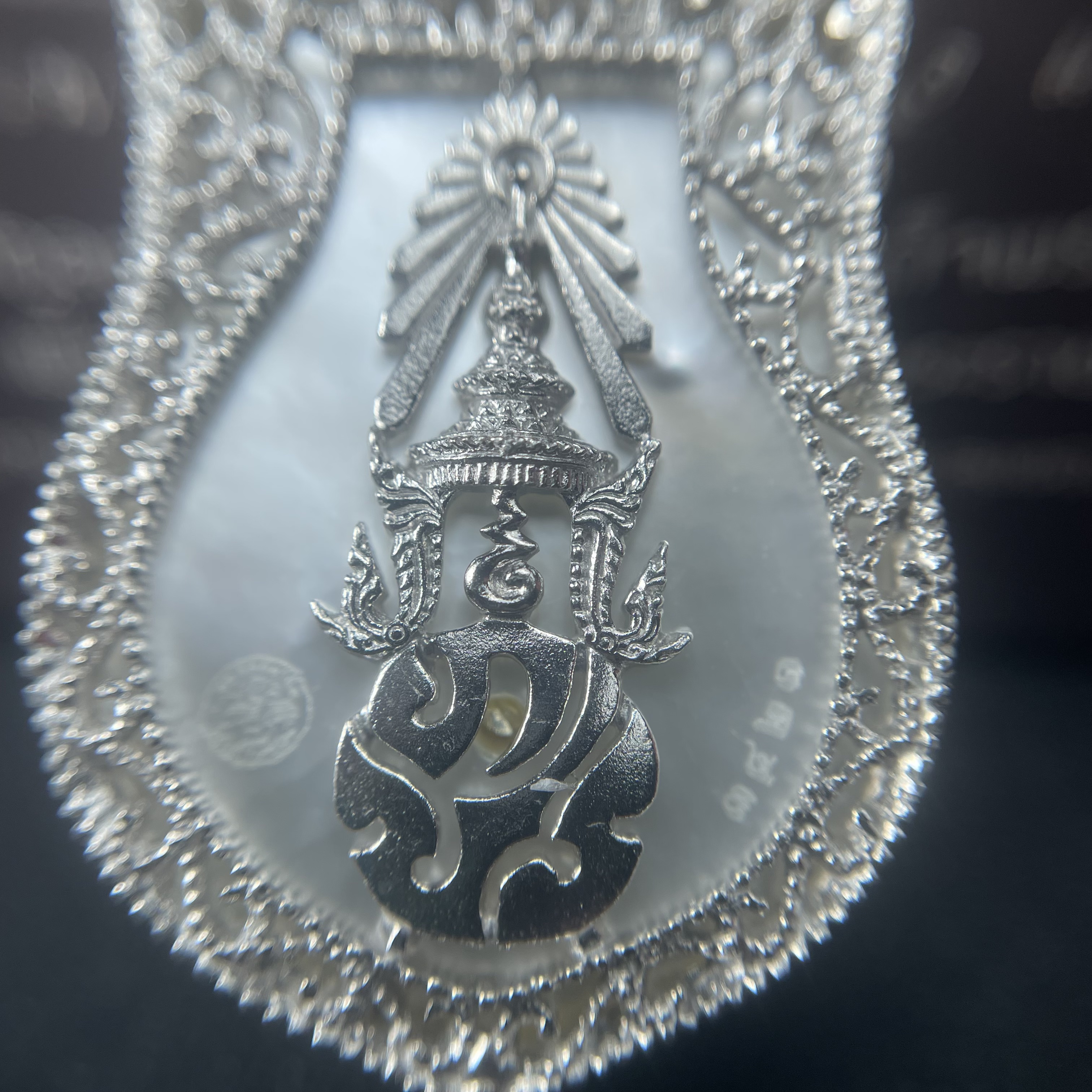 พระพุทธชินราช ภปร. โครงการ "เพราะแผ่นดินนี้ คือ แผ่นดินเกิด" ปี2548(รุ่นแรก) เหรียญทรงเสมา ขนาด 21 x 29 มม.เนื้อเงินสามกษัตริย์ องค์พระชุบสามกษัตริย์ ล้อมด้วยกรอบเงินชุบทองคำขาวสลักเสลาเป็นลวดลายละเอียดอ่อน ส่วนพื้นองค์พระเป็นเปลือกหอยมุขงดงาม