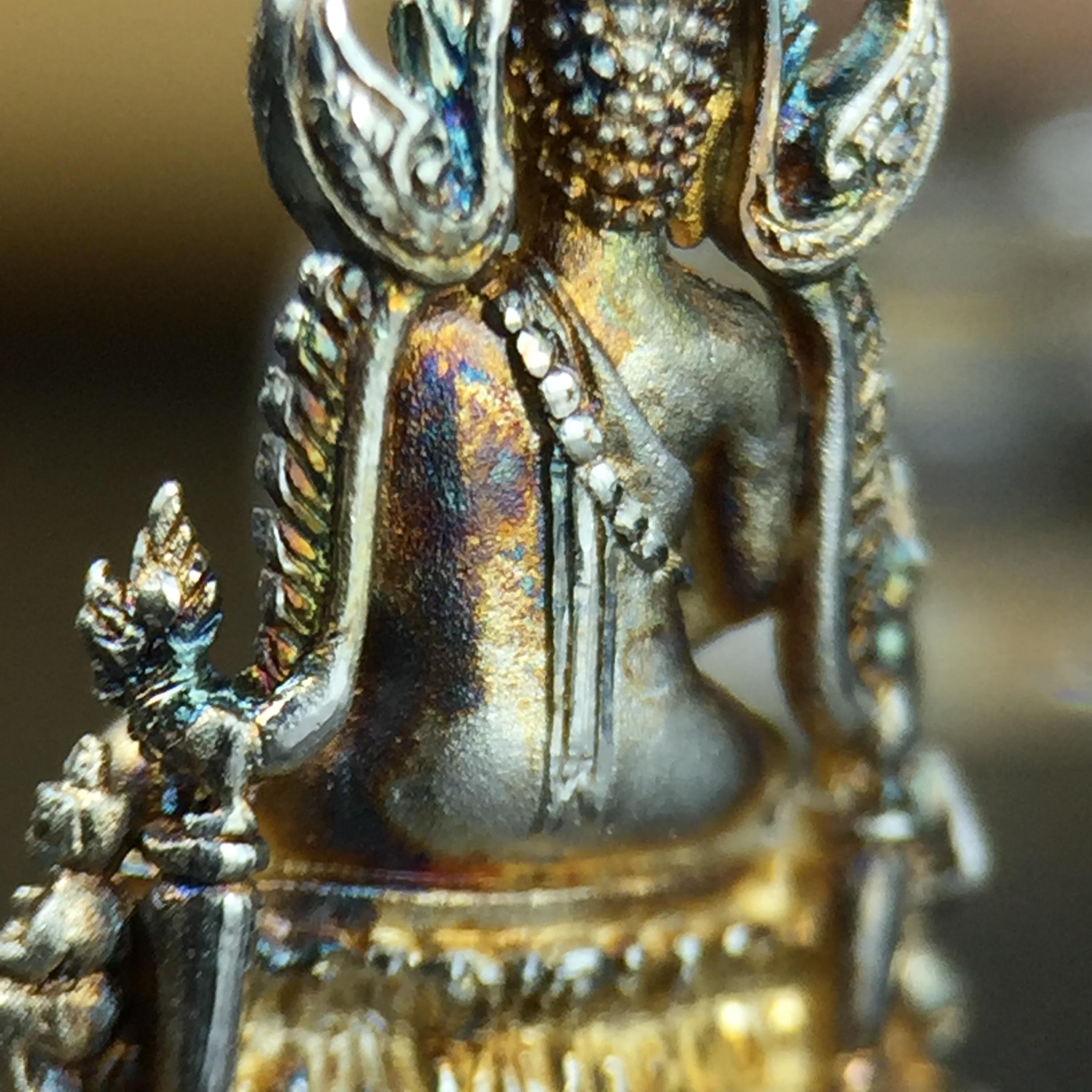 พระพุทธชินราช(จำลอง) ภปร. 84 พรรษา เนื้อเงินชุบทองคำขาว พิมพ์เล็กขนาดหน้าตัก 1/4 นิ้ว (สภาพผิวเดิมสวย ขึ้นสีรุ้งธรรมชาติ แบบนิยม)(พระราชทานมวลสาร จิตรลดาและเส้นพระเจ้า(เส้นผม))พุทธศิลป์ทรงคุณค่าอีกหนึ่งรุ่นยอดนิยม