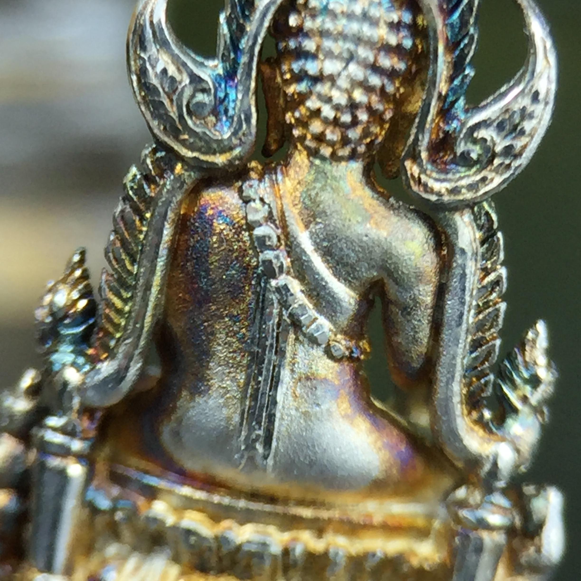 พระพุทธชินราช(จำลอง) ภปร. 84 พรรษา เนื้อเงินชุบทองคำขาว พิมพ์เล็กขนาดหน้าตัก 1/4 นิ้ว (สภาพผิวเดิมสวย ขึ้นสีรุ้งธรรมชาติ แบบนิยม)(พระราชทานมวลสาร จิตรลดาและเส้นพระเจ้า(เส้นผม))พุทธศิลป์ทรงคุณค่าอีกหนึ่งรุ่นยอดนิยม