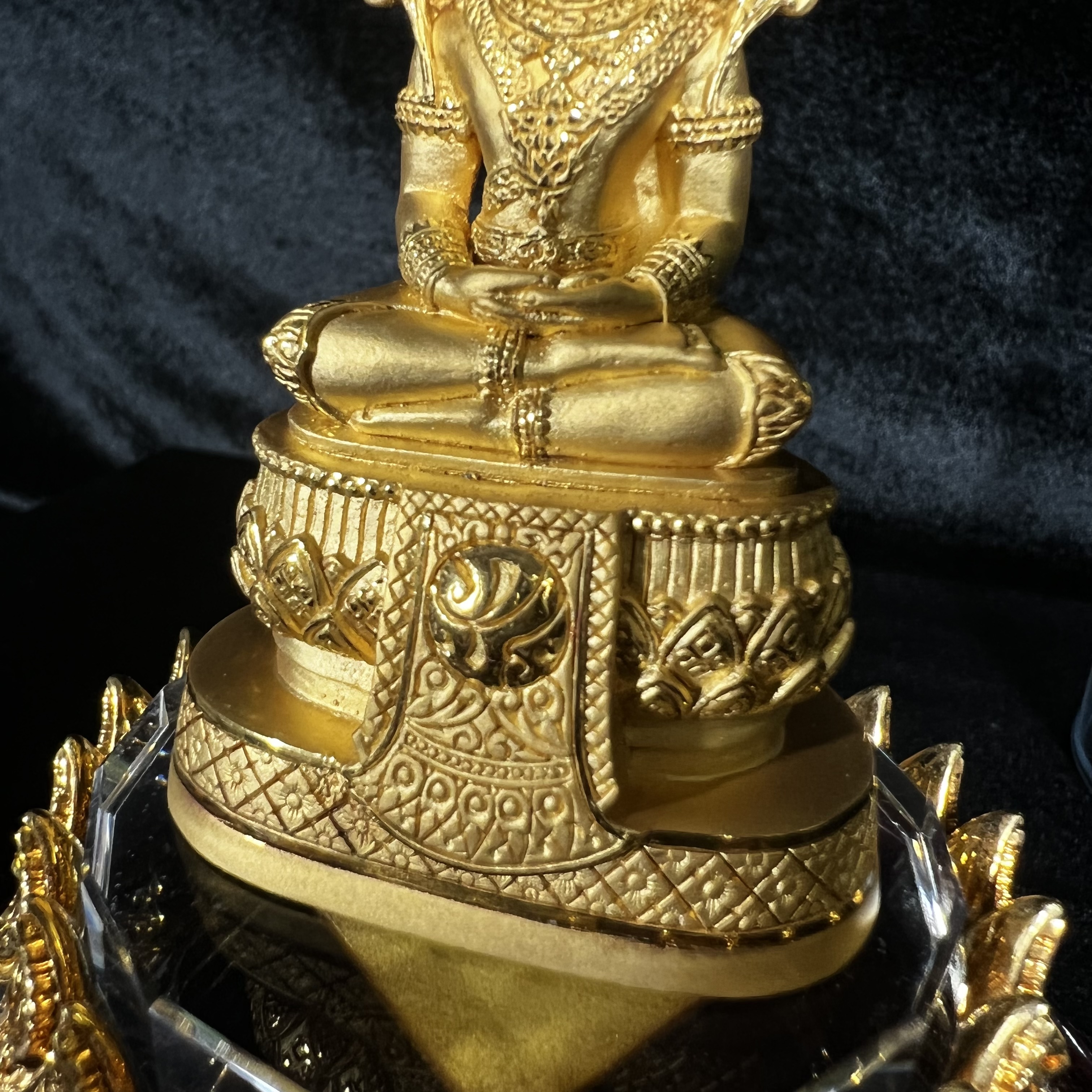 พระแก้วมรกต ภปร.(รุ่นแรก) ปี2545 รุ่นฉลองกรุงรัตนโกสินทร์ครบ 220 ปี หล่อลอยองค์ เนื้อทองคำบริสุทธิ์99.99% ขนาดบูชา 50*90 มม. พร้อมฐานวางครอบแก้วเดิม(สวยงามและหายากมาก)(1ใน1000องค์)