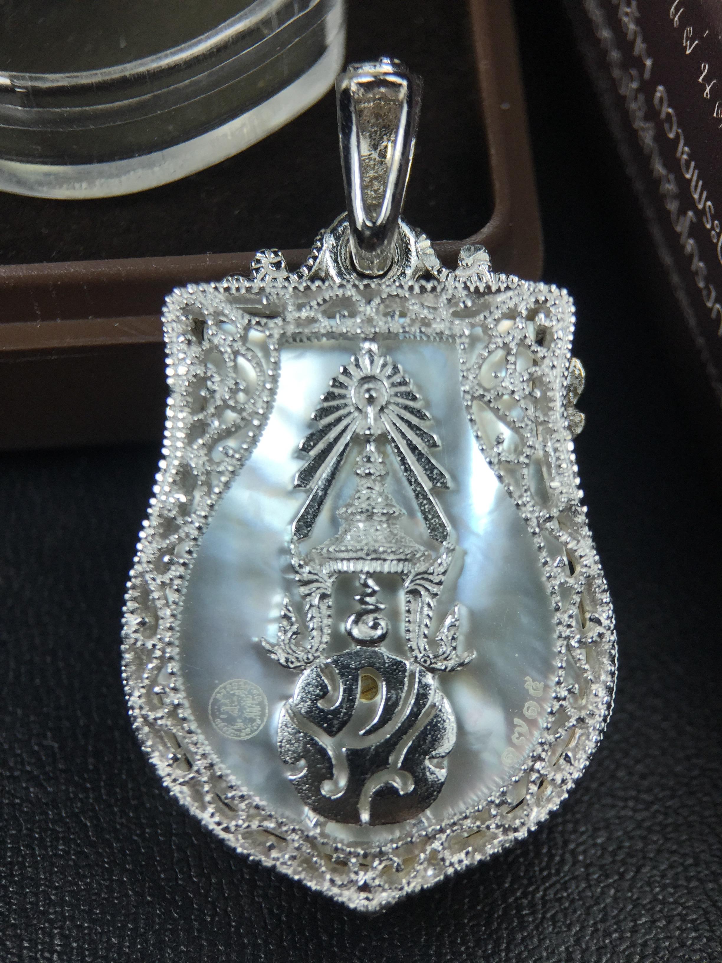 พระพุทธชินราช ภปร. โครงการ "เพราะแผ่นดินนี้ คือ แผ่นดินเกิด" ปี2548(รุ่นแรก) เหรียญทรงเสมา ขนาด 21 x 29 มม.เนื้อเงินสามกษัตริย์ องค์พระชุบสามกษัตริย์ ล้อมด้วยกรอบเงินชุบทองคำขาวสลักเสลาเป็นลวดลายละเอียดอ่อน ส่วนพื้นองค์พระเป็นเปลือกหอยมุขงดงาม