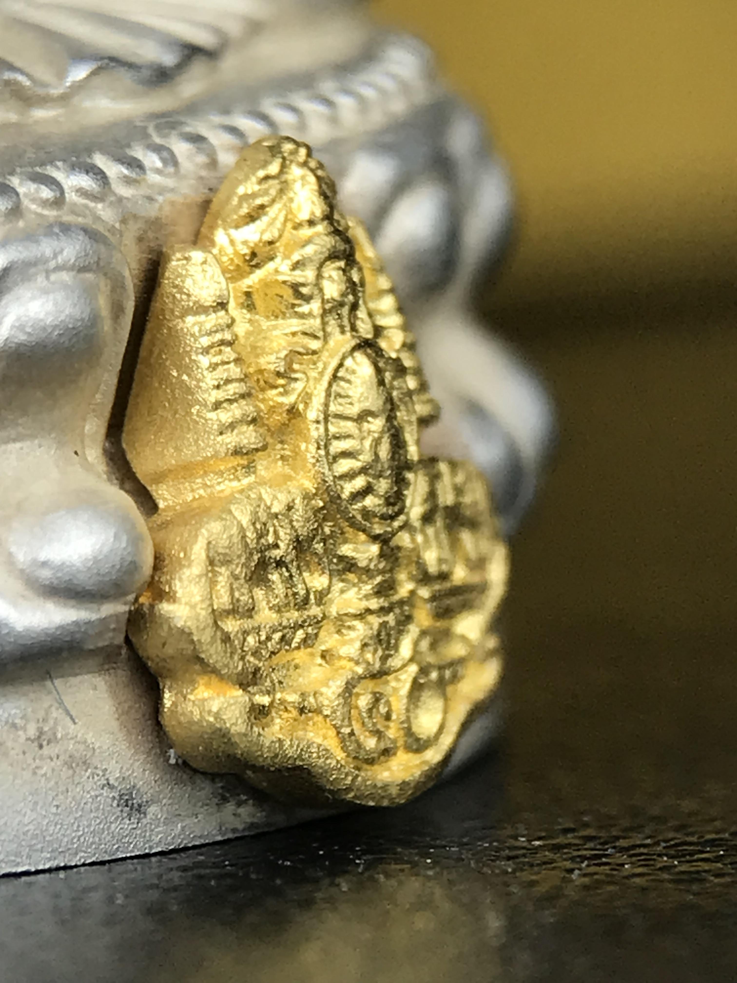 พระกริ่งสมเด็จญาณ วัดบวรนิเวศวิหาร เนื้อเงินบริสุทธิ์ 92.5% ตรากาญจนาภิเษกทองคำ(เนื้อทองคำแท้) พระราชทานแจกเมื่อ 3 ตุลาคม 2538 จัดสร้างในวโรกาส สมเด็จพระญาณสังวร สมเด็จพระสังฆราช ฉลองพระชนมายุครบ 82 พรรษา และฉลองครองราชสมบัติครบ 50 ปี รัชกาลที่ 9 (หายาก)