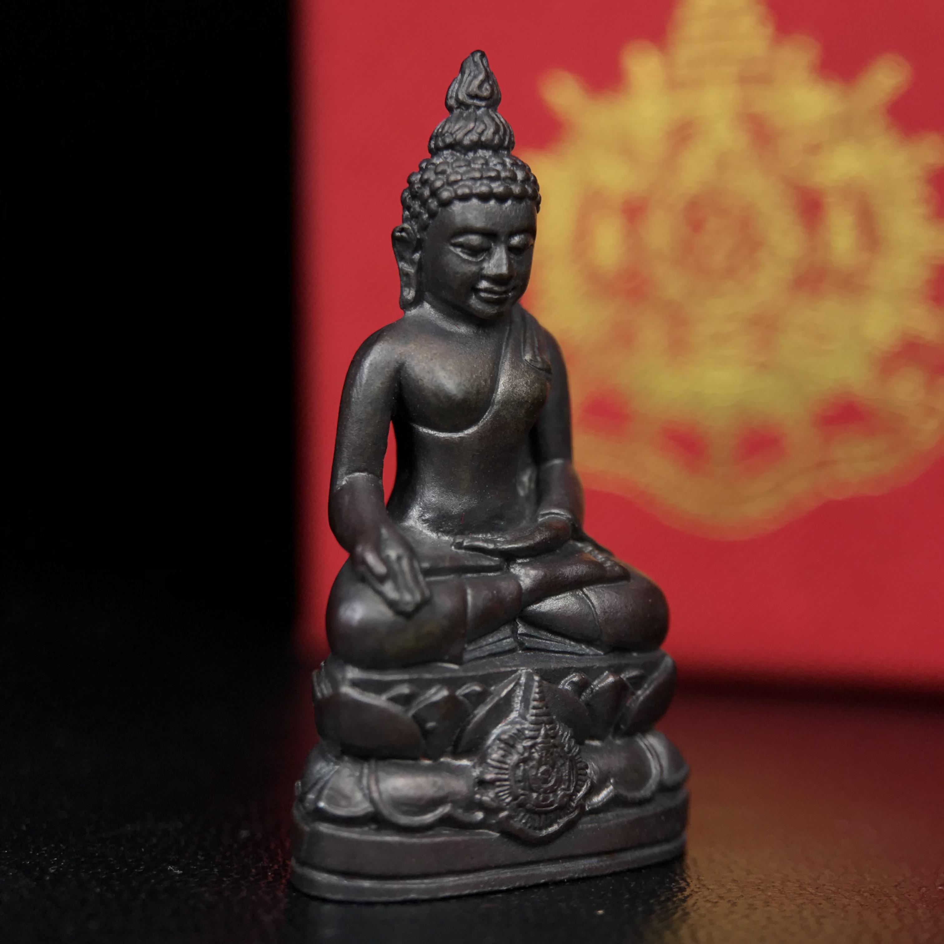 พระกริ่งไพรีพินาศ บรรจุเหล็กไหล ครั้งแรกและครั้งเดียวในประวัติศาสตร์ เฉลิมพระเกียรติ พระบาทสมเด็จพระเจ้าอยู่หัวรัชกาลที่9 พระชนมพรรษา 6 รอบ ปี2542 เนื้อนวโลหะผสมทองคำ(บรรจุเหล็กไหล)ดีนอก-ดีใน พิธีใหญ่ มวลสารเด่น (หายาก)