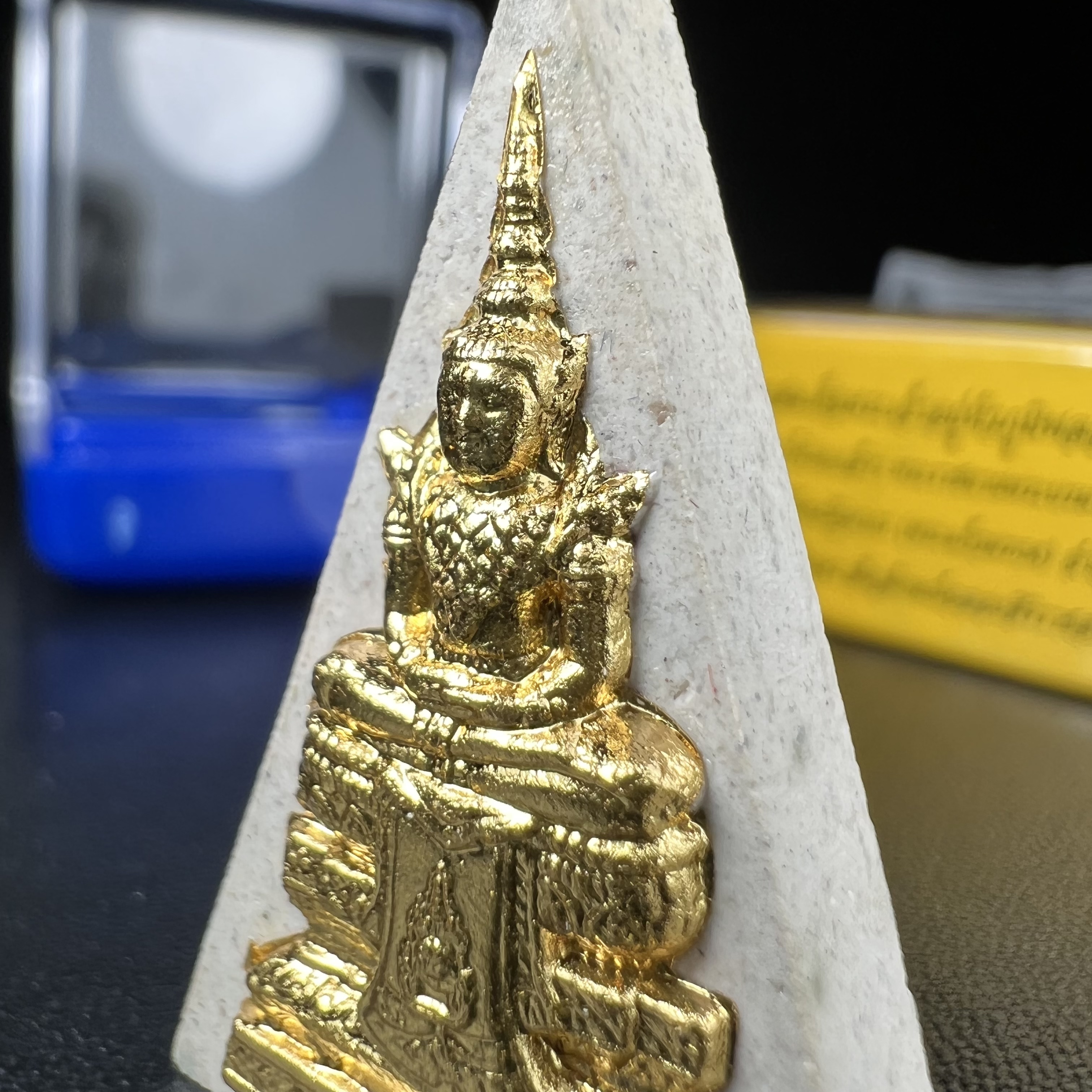 พระแก้วมรกต(จำลอง)ทรงเครื่องฤดูร้อน พระผงบูชา ด้านหน้าปิดทอง ด้านหลังตราสัญลักษณ์ฉลองสิริราชสมบัติครบ 60ปี เนื้อเงิน(รุ่นนี้ได้พระราชทานเส้นพระเจ้า(เส้นผม)รัชกาลที่9ในการจัดสร้าง)