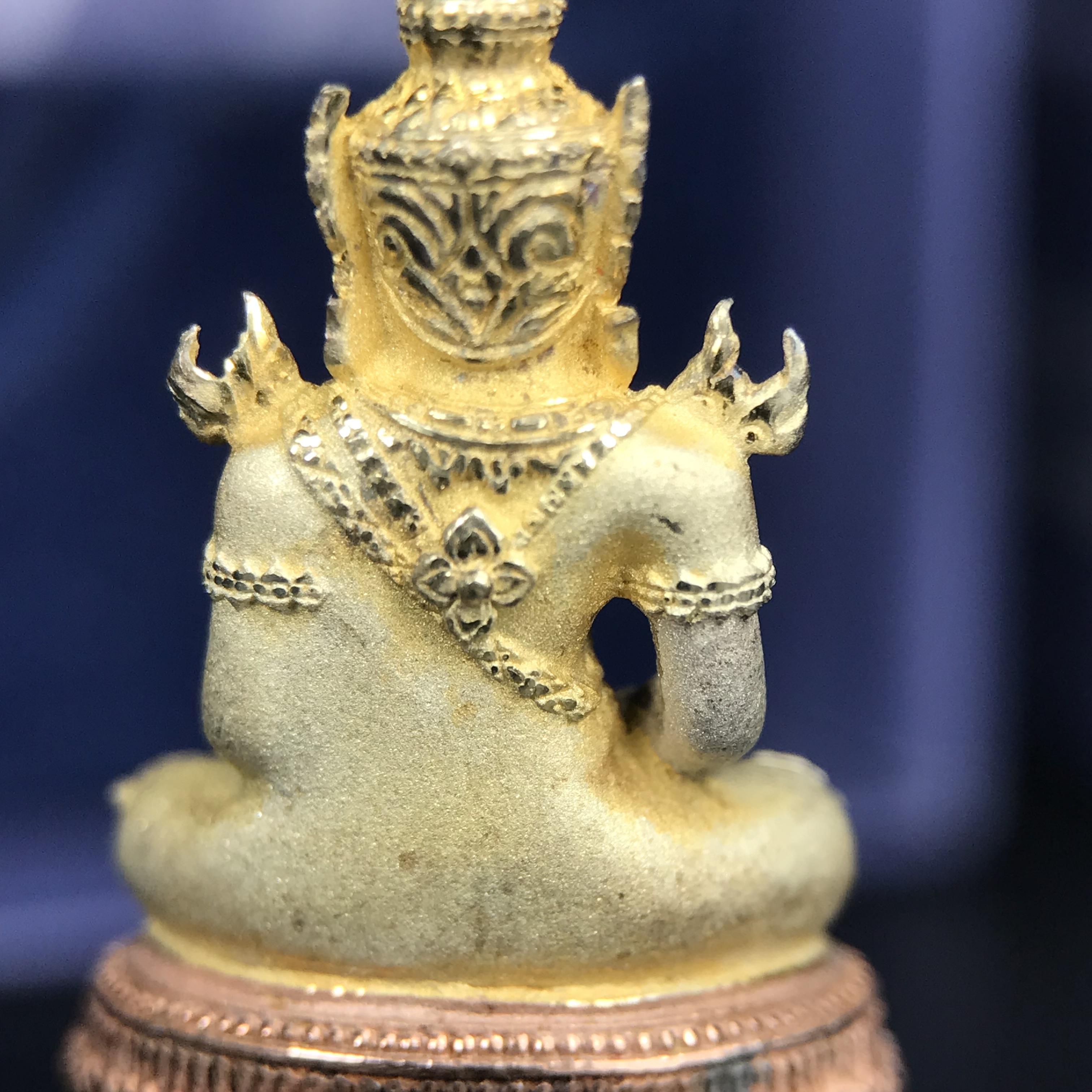 พระแก้วมรกต ภปร. ปี 2547 จัดสร้างโดยโรงพยาบาลภูมิพลอดุลยเดช เนื้อเงิน(3 กษัตริย์) ลอยองค์ หน้าตัก 1/2 นิ้ว สูง 3.7 ซม.พิธีมหามังคาภิเษก ณ พระอุโบสถวัดพระศรีรัตนศาสดาราม(วัดพระแก้ว) งดงามทรงคุณค่าอีกหนึ่งรุ่นยอดนิยม หายาก(องค์หมายเลข ๒๑๒๒)