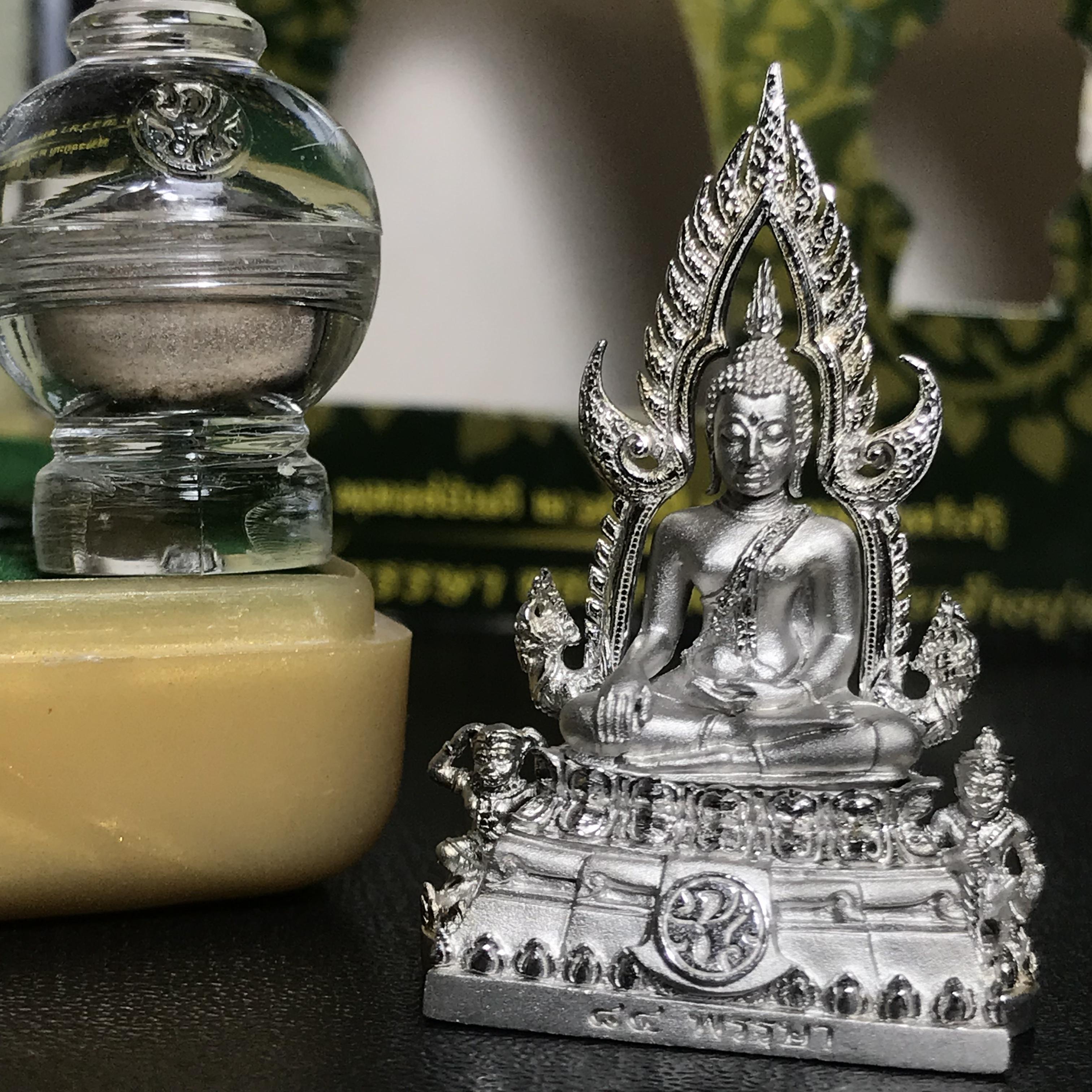 พระพุทธชินราช(จำลอง) ภปร. 84 พรรษา เนื้อเงินชุบทองคำขาว พิมพ์กลางขนาดหน้าตัก 1/2 นิ้ว(1ใน5000องค์) )(พระราชทานมวลสาร จิตรลดาและเส้นพระเจ้า(เส้นผม)รัชกาลที่9)