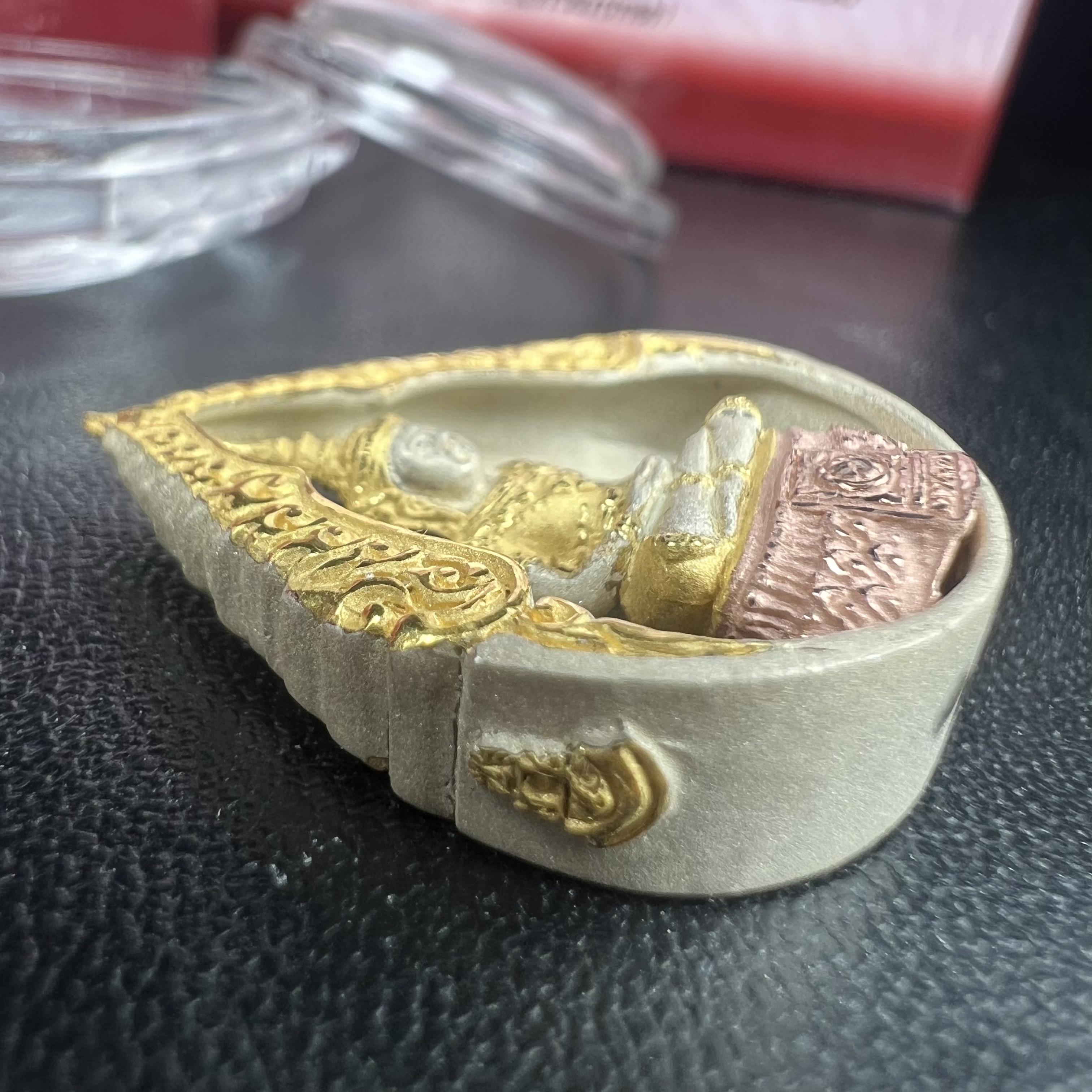 พระแก้วมรกต ภปร.(รุ่นแรก) ปี2545 รุ่นฉลองกรุงรัตนโกสินทร์ครบ 220 ปี พิมพ์ลอยองค์ทรงหยดน้ำ เนื้อเงินบริสุทธิ์ 92.5% (สามกษัตริย์) ขนาด 18*27 มม. พร้อมกล่องบรรจุเดิม สวยครบสมบูรณ์