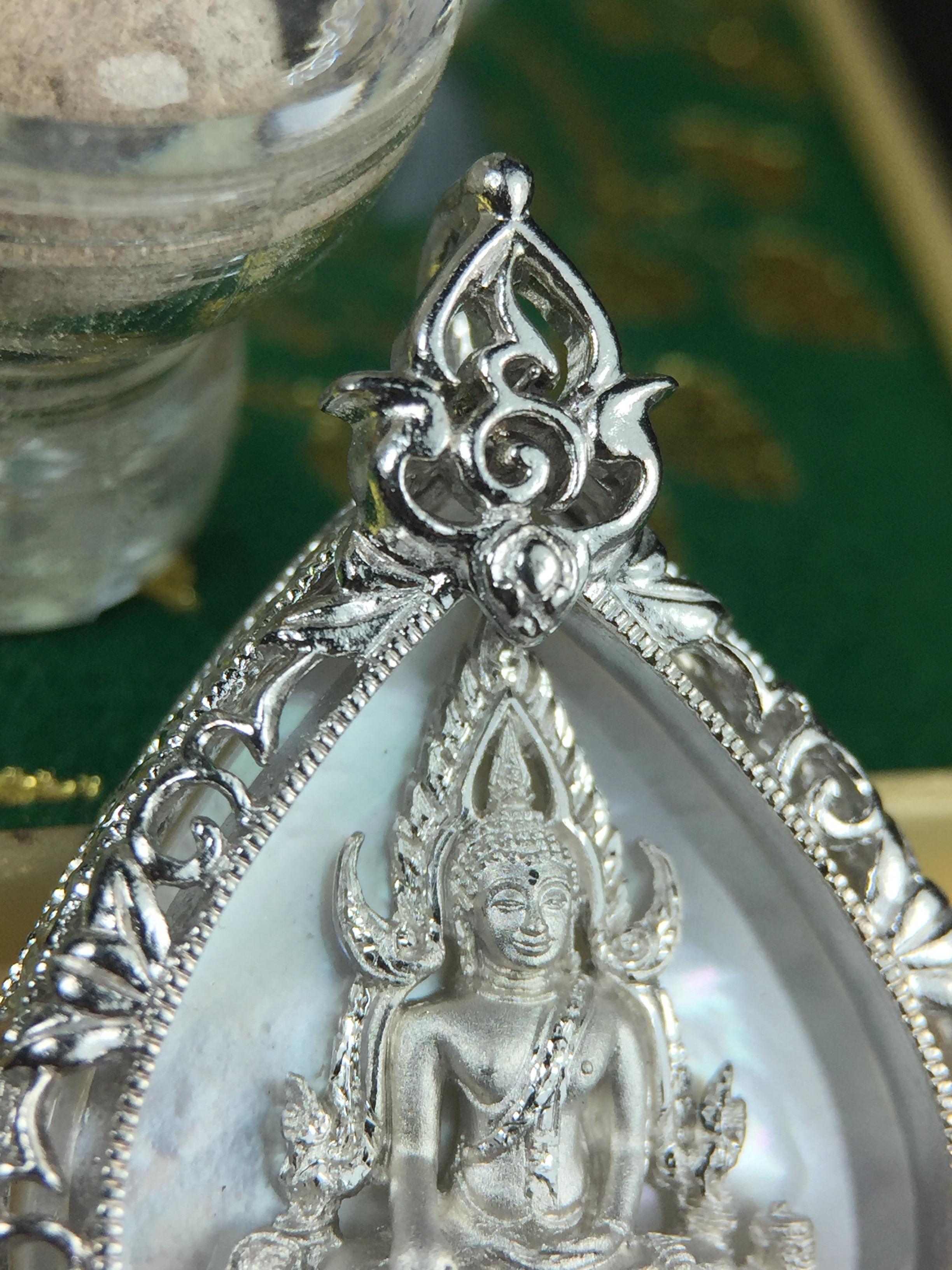 พระพุทธชินราช(จำลอง) ภปร. 84 พรรษา ทรงหยดน้ำ เนื้อเงินชุบทองคำขาว ขนาด 20*36 มม. (พระราชทานมวลสาร จิตรลดาและเส้นพระเจ้า(เส้นผม)รัชกาลที่9)พุทธศิลป์ทรงคุณค่าอีกหนึ่งรุ่นยอดนิยม งดงาม ทรงคุณค่า หายาก