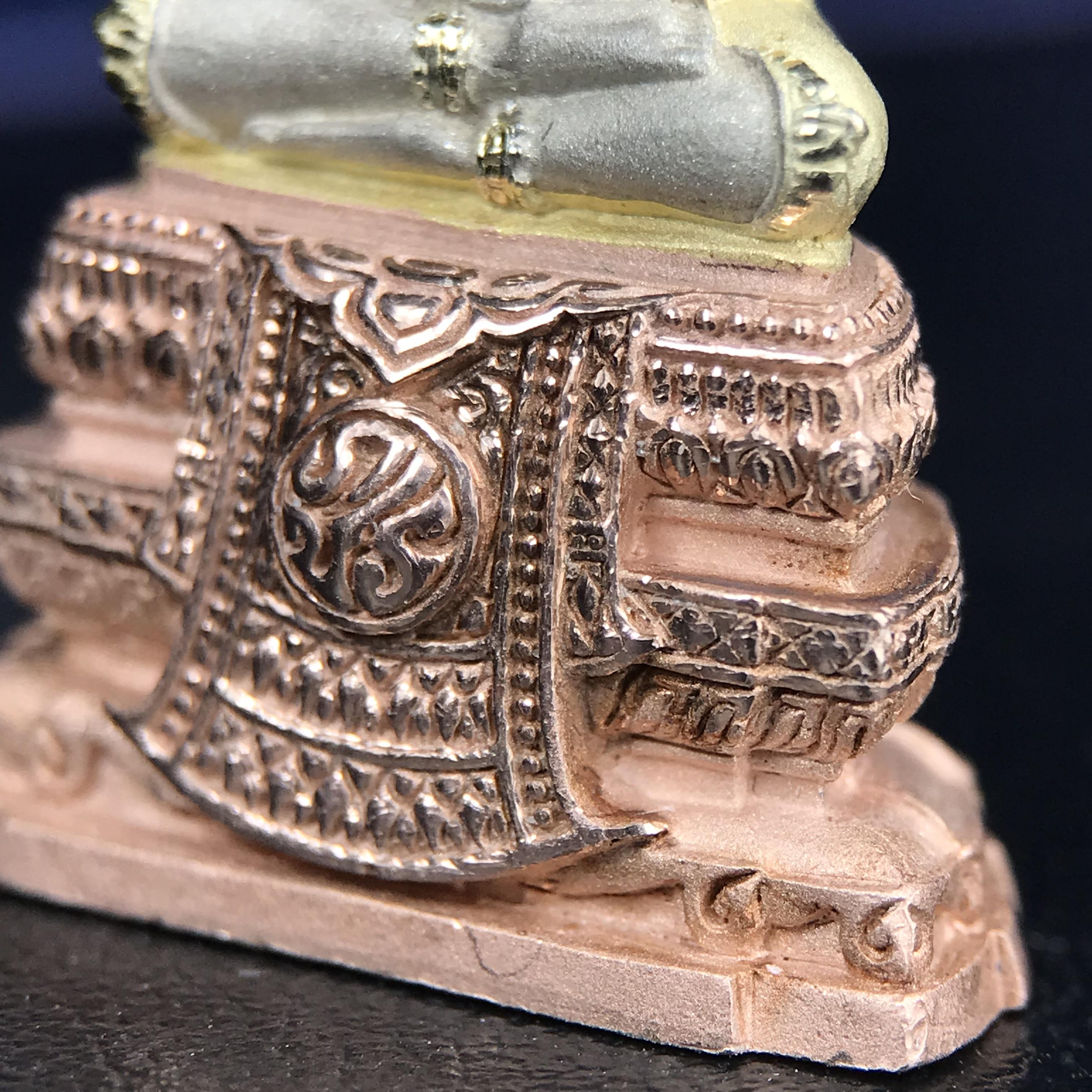 พระแก้วมรกต ภปร. ปี 2547 จัดสร้างโดยโรงพยาบาลภูมิพลอดุลยเดช เนื้อเงิน(3 กษัตริย์) ลอยองค์ หน้าตัก 1/2 นิ้ว สูง 3.7 ซม.พิธีมหามังคาภิเษก ณ พระอุโบสถวัดพระศรีรัตนศาสดาราม(วัดพระแก้ว) งดงามทรงคุณค่าอีกหนึ่งรุ่นยอดนิยม หายาก(องค์หมายเลข ๒๑๓๐)