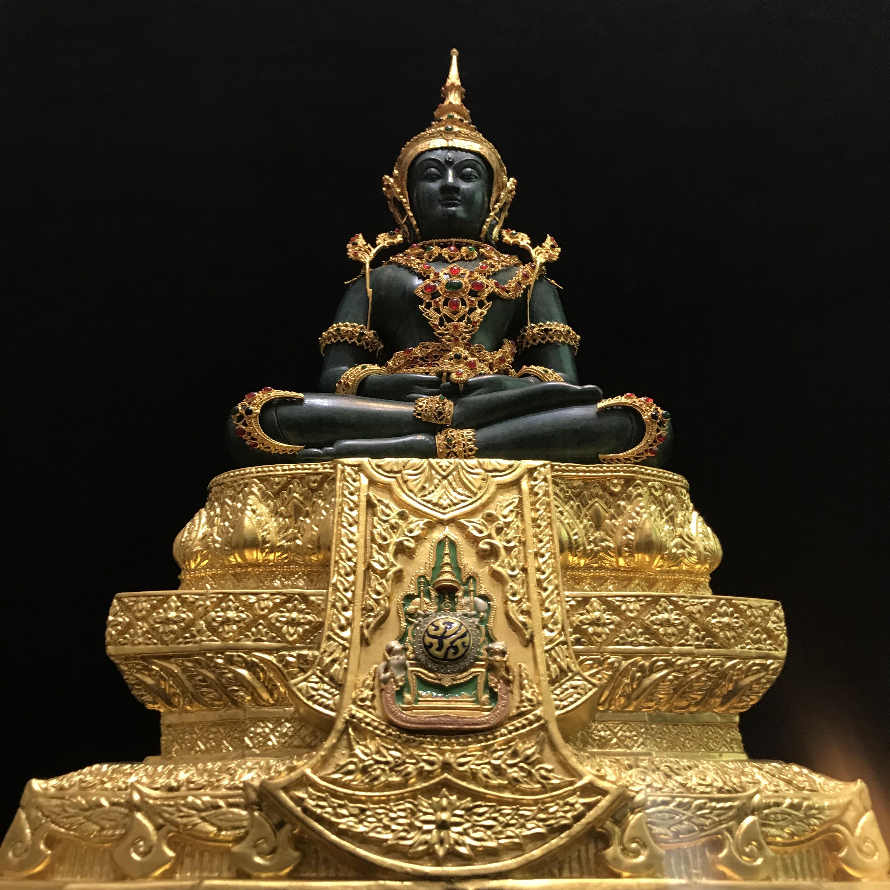 พระแก้วมรกต(จำลอง)ลอยองค์ ขนาดหน้าตัก 5 นิ้ว ทรงเครื่องฤดูร้อน เนื้อโลหะเคลือบสีเขียว เครื่องทรงชุบทองลงยาสี ฐานเนื้อโลหะ ลงรักปิดทองคำ ประดิษฐานตราสัญลักษณ์ฉลองสิริราชสมบัติ ครบ 60 ปี