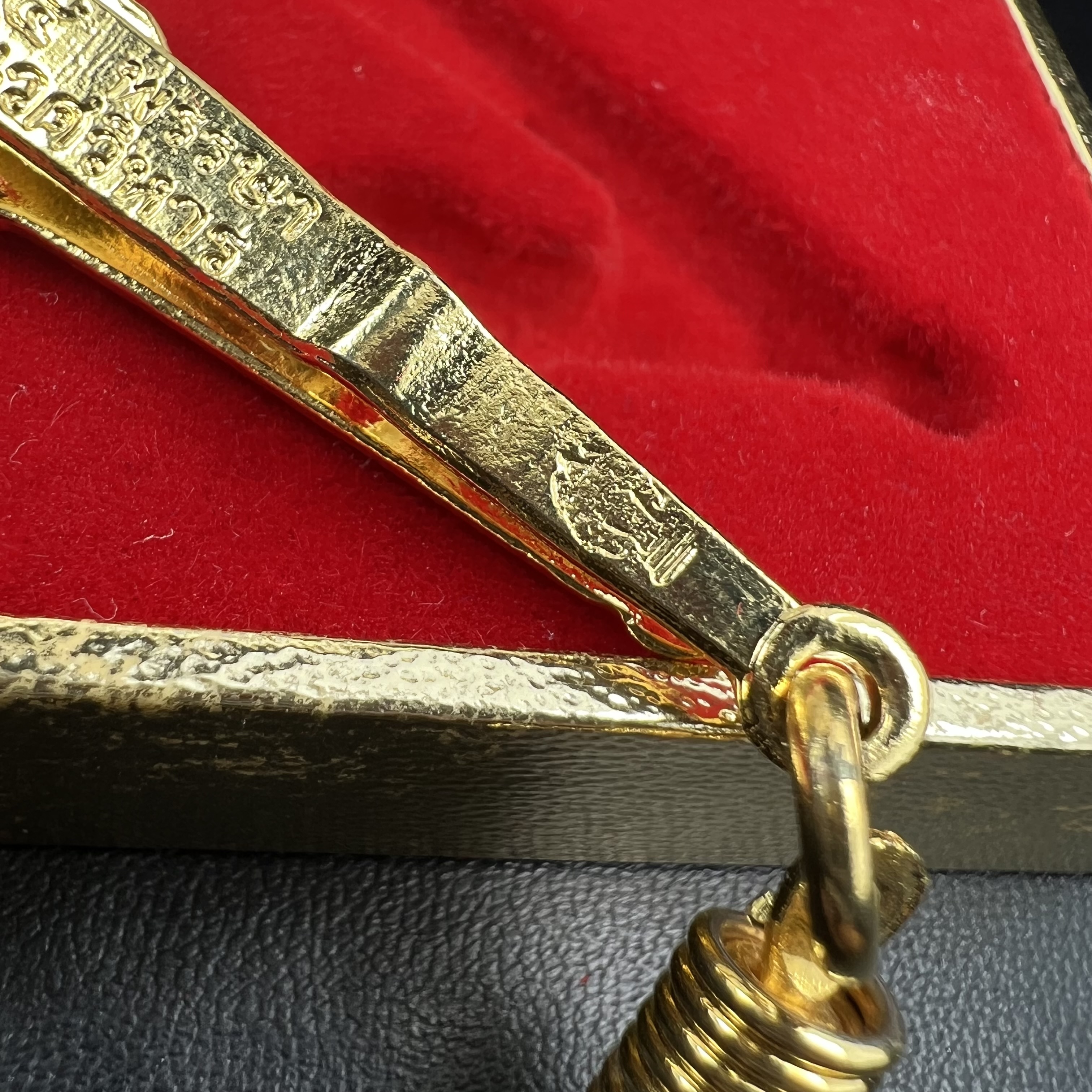 แหนบ ญสส. ๘๔ พรรษา ช้างสามเศียร รุ่นแรก วัดบวรนิเวศวิหาร สร้างในมหามงคลวโรกาสฉลองพระชนมายุ 84 พรรษา สมเด็จพระญาณสังวร สมเด็จพระสังฆราช 3 ตุลาคม 2540 เนื้อชุบทองลงยาราชาวดี พร้อมกล่องบรรจุเดิมครบ