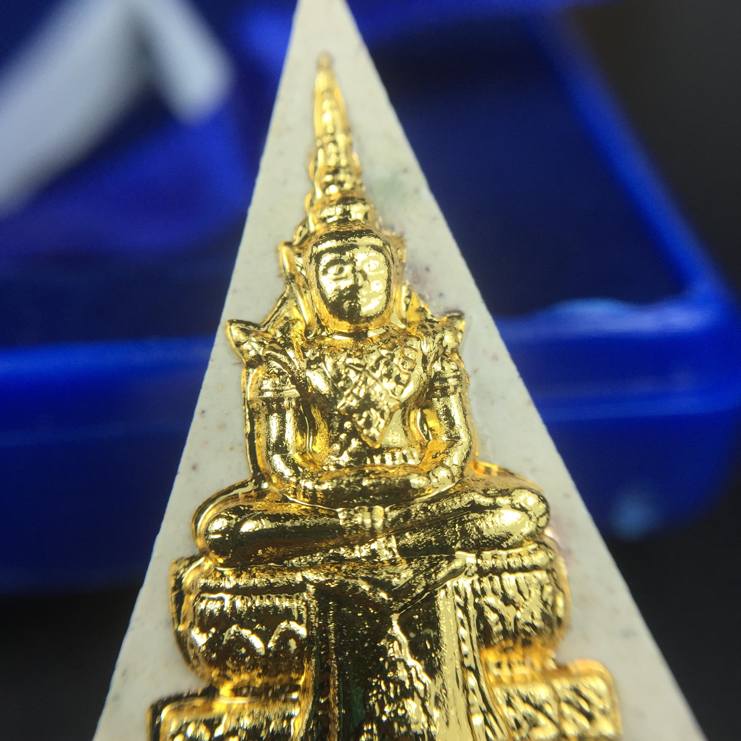 พระแก้วมรกต(จำลอง)ทรงเครื่องฤดูร้อน พระผงบูชา ด้านหน้าปิดทอง ด้านหลังตราสัญลักษณ์ฉลองสิริราชสมบัติครบ 60ปี เนื้อเงินขึ้นสีรุ้งธรรมชาติสร้างสรรค์งดงาม(รุ่นนี้ได้พระราชทานเส้นพระเจ้า(เส้นผม)รัชกาลที่9ในการจัดสร้าง)