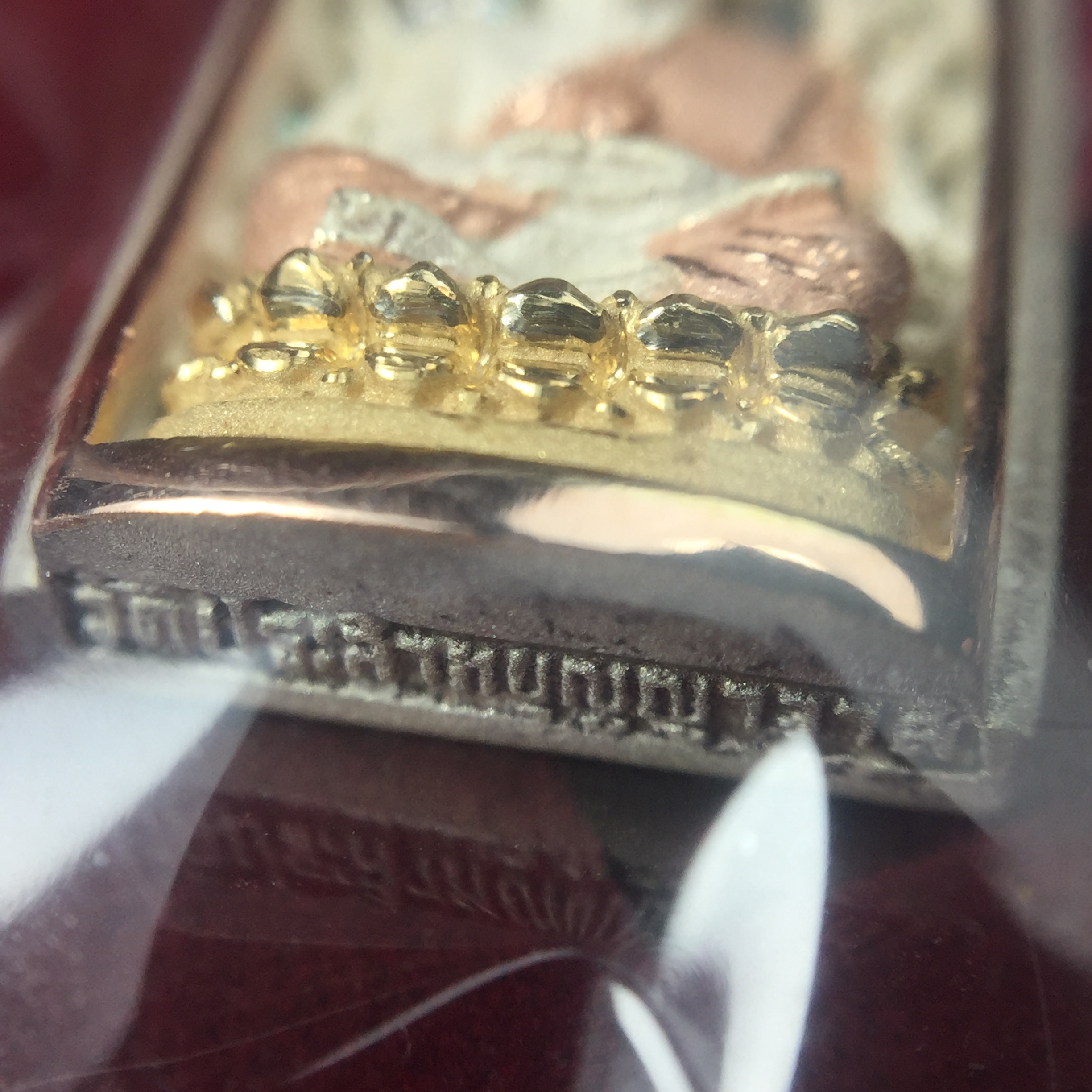 เหรียญหลวงพ่อทวด รุ่น มงคลบารมี วัดประสาทบุญญาวาส ปี 2545 เนื้อเงินสามกษัตริย์ พิมพ์ทรงพระรอด(ขนาด 2.2*1.5 ซม.)ฉลุลายฉากพื้นหลังสามมิติเปลือกหอยมุกสวยงาม ตอกโค๊ต ก(กรรมการ)พร้อมกล่องบรรจุเดิม