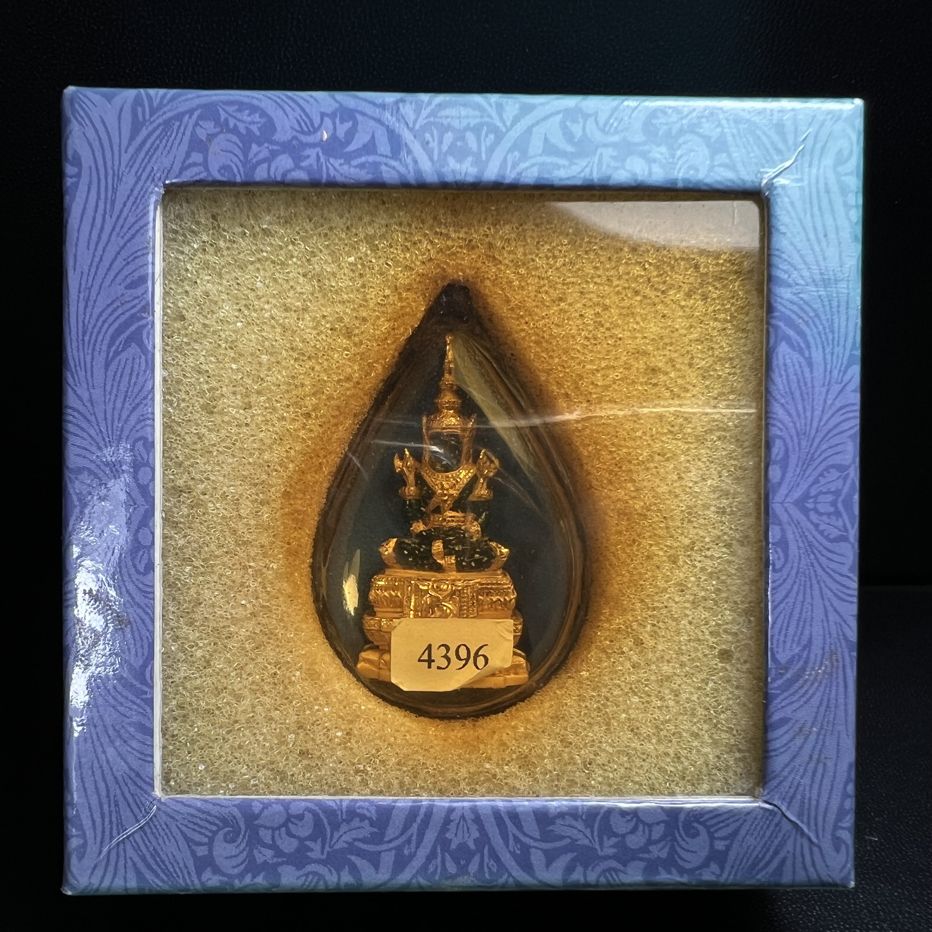 พระแก้วมรกต ภปร. จัดสร้างโดย รพ.ภูมิพลฯ ปี2547 ลอยองค์ขนาดหน้าตัก 1/2 นิ้ว เนื้อเรซิ่นหุ้มทองคำ99.99 งดงามทรงคุณค่าอีกหนึ่งรุ่นยอดนิยม หายาก