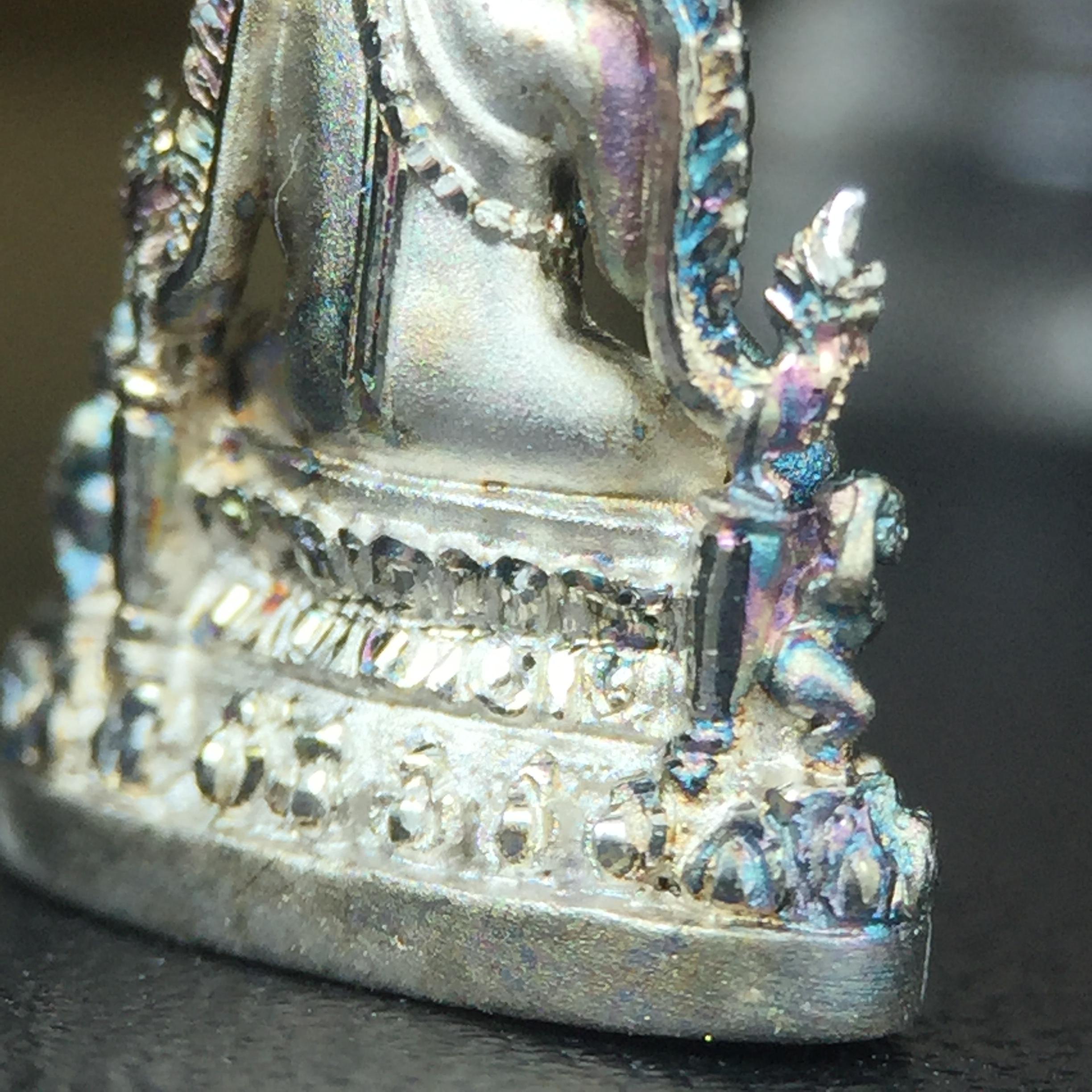 พระพุทธชินราช(จำลอง) ภปร. 84 พรรษา เนื้อเงินชุบทองคำขาว พิมพ์เล็กขนาดหน้าตัก 1/4 นิ้ว (สภาพผิวเดิมสวย ขึ้นสีรุ้งธรรมชาติ แบบนิยม)(พระราชทานมวลสาร จิตรลดาและเส้นพระเจ้า(เส้นผม))พุทธศิลป์ทรงคุณค่าอีกหนึ่งรุ่นยอดนิยม