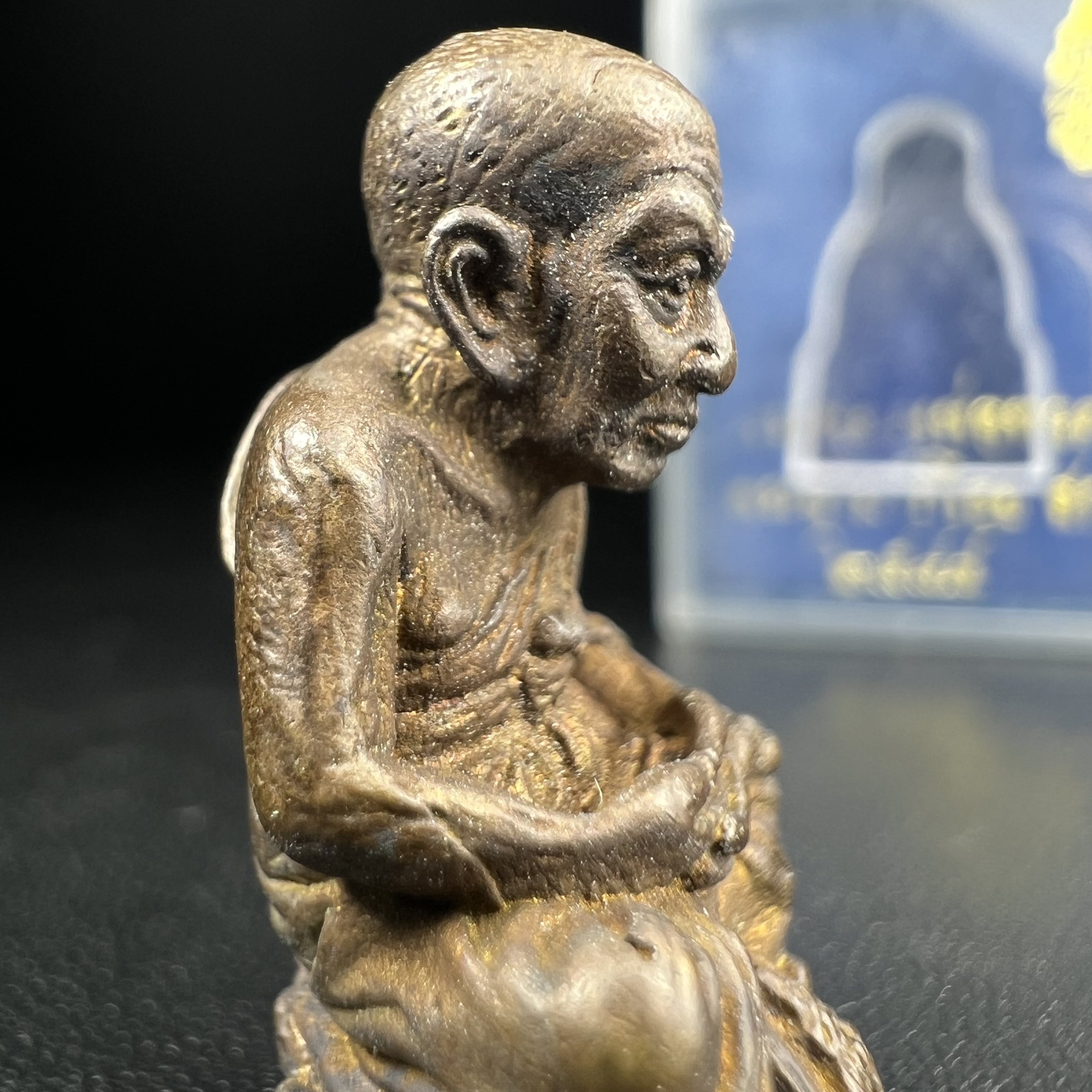 หลวงพ่อทวด พระนามาภิไธย สก. วัดห้วยมงคล จ.ประจวบคีรีขันธ์ ปี 2544(รุ่นแรก) รูปหล่อลอยองค์ ขนาดห้อยคอ หน้าตัก 1.5 ซม. พิมพ์ลอยองค์เนื้อสัตตะโลหะหล่อโบราณ(โลหะผสมรมดำ)(คัดสภาพสวยสมบูรณ์)(คุ้มครองปลอดภัย แคล้วคลาด พิธีใหญ่ มวสสารดี)