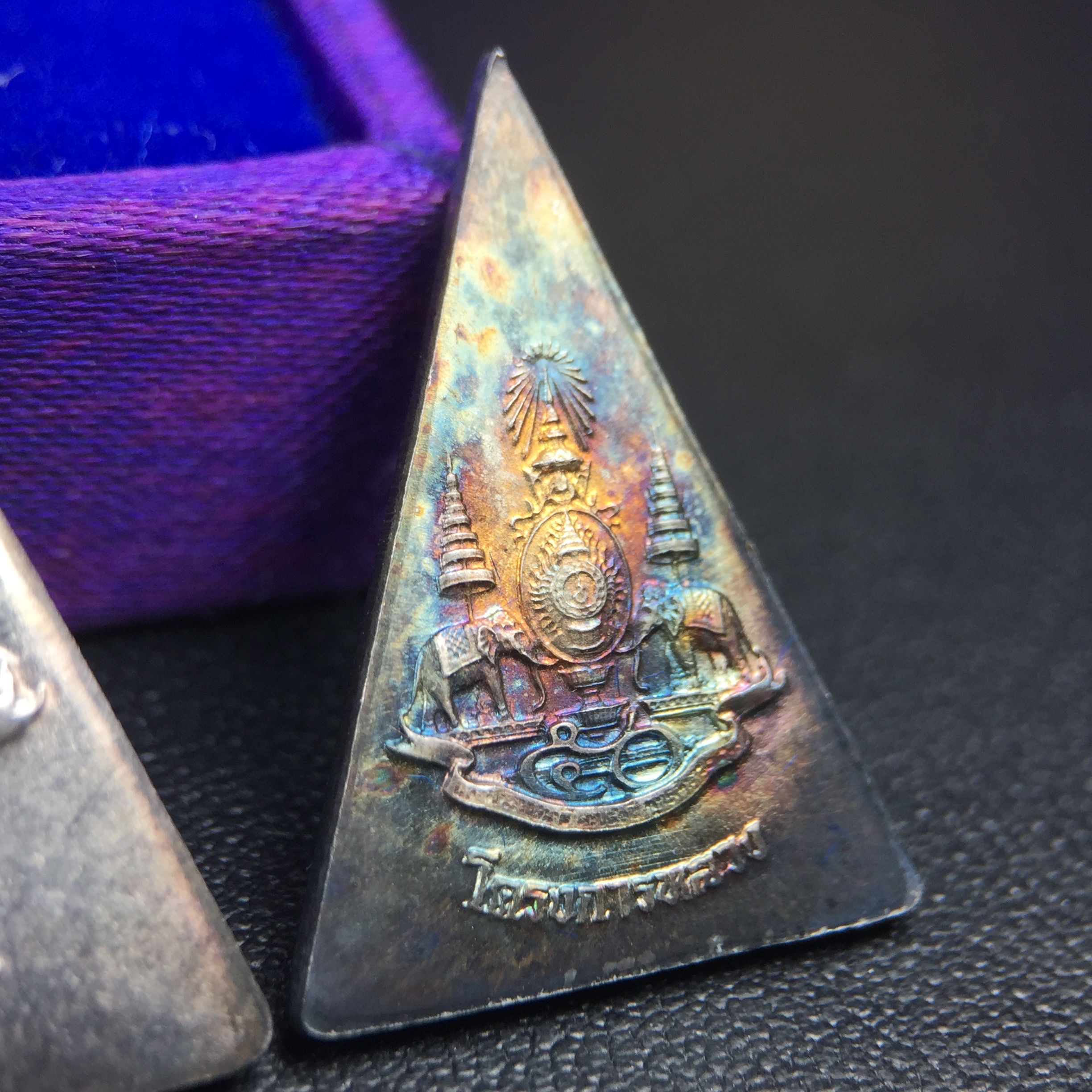 พระพุทธนวราชบพิตร พระพิมพ์จิตรลดา โครงการหลวง ปี2539 (พิมพ์ใหญ่+พิมพ์เล็ก) เนื้อเงินผิวเดิมขึ้นสีรุ่ง สวย แบบนิยมพร้อมกล่องบรรจุเดิม พิธีใหญ่ ปลุกเสกวัดพระแก้ว(1ชุด 2 องค์)