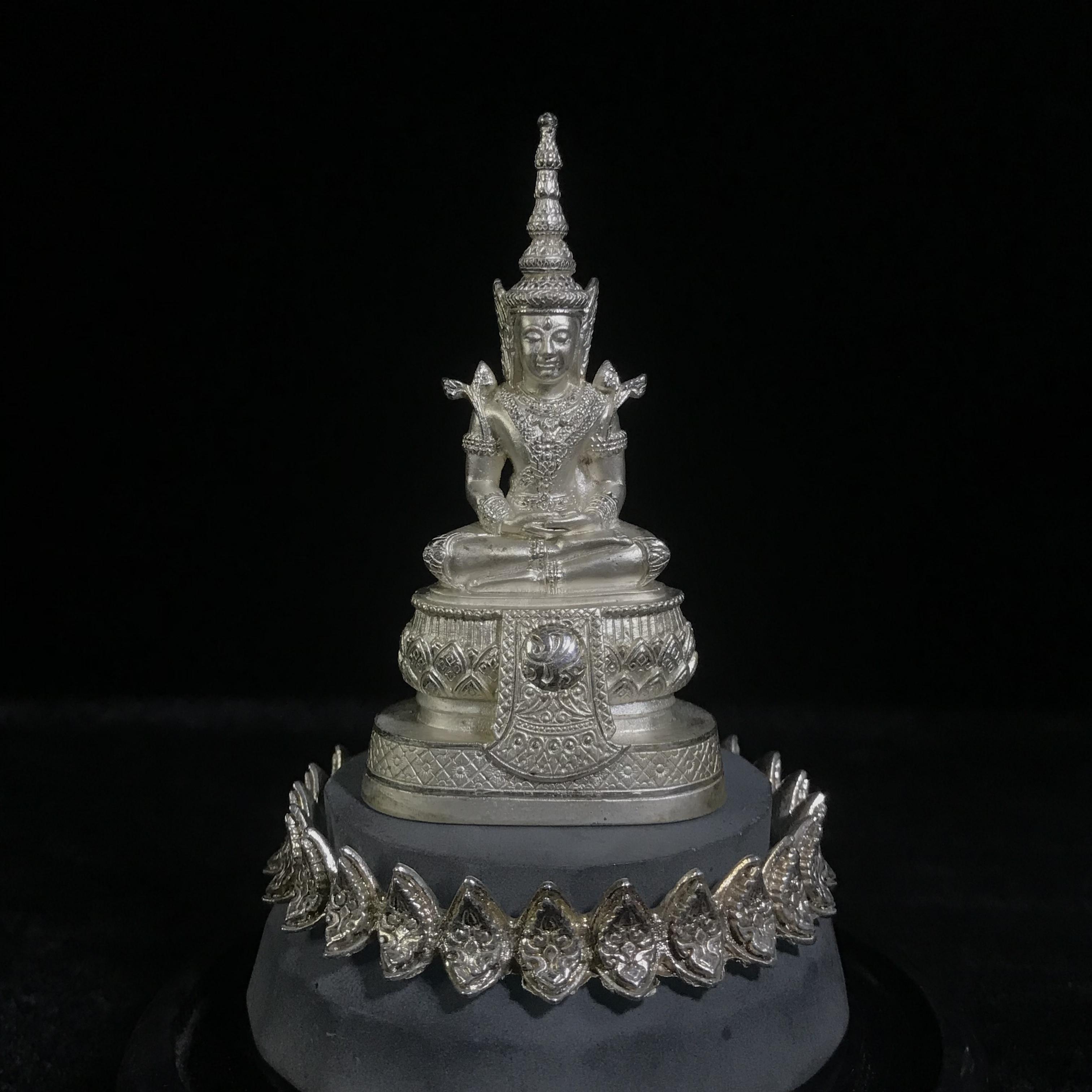 พระแก้วมรกต ภปร.(รุ่นแรก) ปี2545 รุ่นฉลองกรุงรัตนโกสินทร์ครบ 220 ปี หล่อลอยองค์ เนื้อเงิน ขนาดบูชา 50*90 มม. พร้อมฐานวางครอบแก้วเดิม(สวยงามและหายากมาก)(1ใน3000องค์)