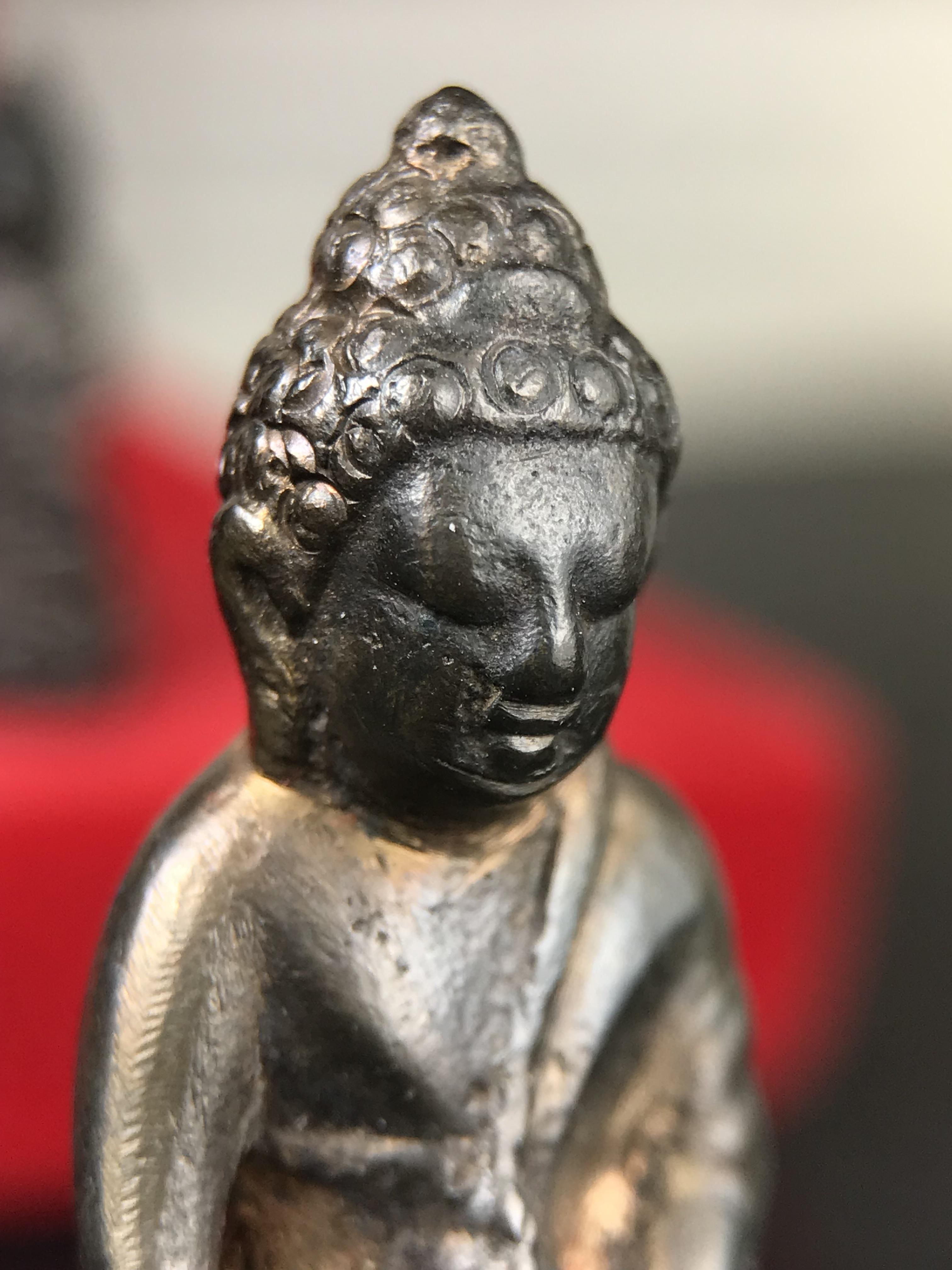 พระกริ่ง-พระชัยวัฒน์ ปวเรศ วัดบวรนิเวศวิหาร ปี 2530 พระบาทสมเด็จพระเจ้าอยู่หัวรัชกาลที่ 9 เจริญพระชนมพรรษา 5 รอบนักษัตริย์(ในหลวง ร.9 เสด็จเททอง)(บรรจุผงจิตรลดาเส้นเกศาในหลวงรัชกาลที่9)พร้อมสูจิบัตรเดิมตอนจัดสร้าง(สภาพสวยครบสมบูรณ์))พิธีใหญ่ รุ่นยอดนิยม