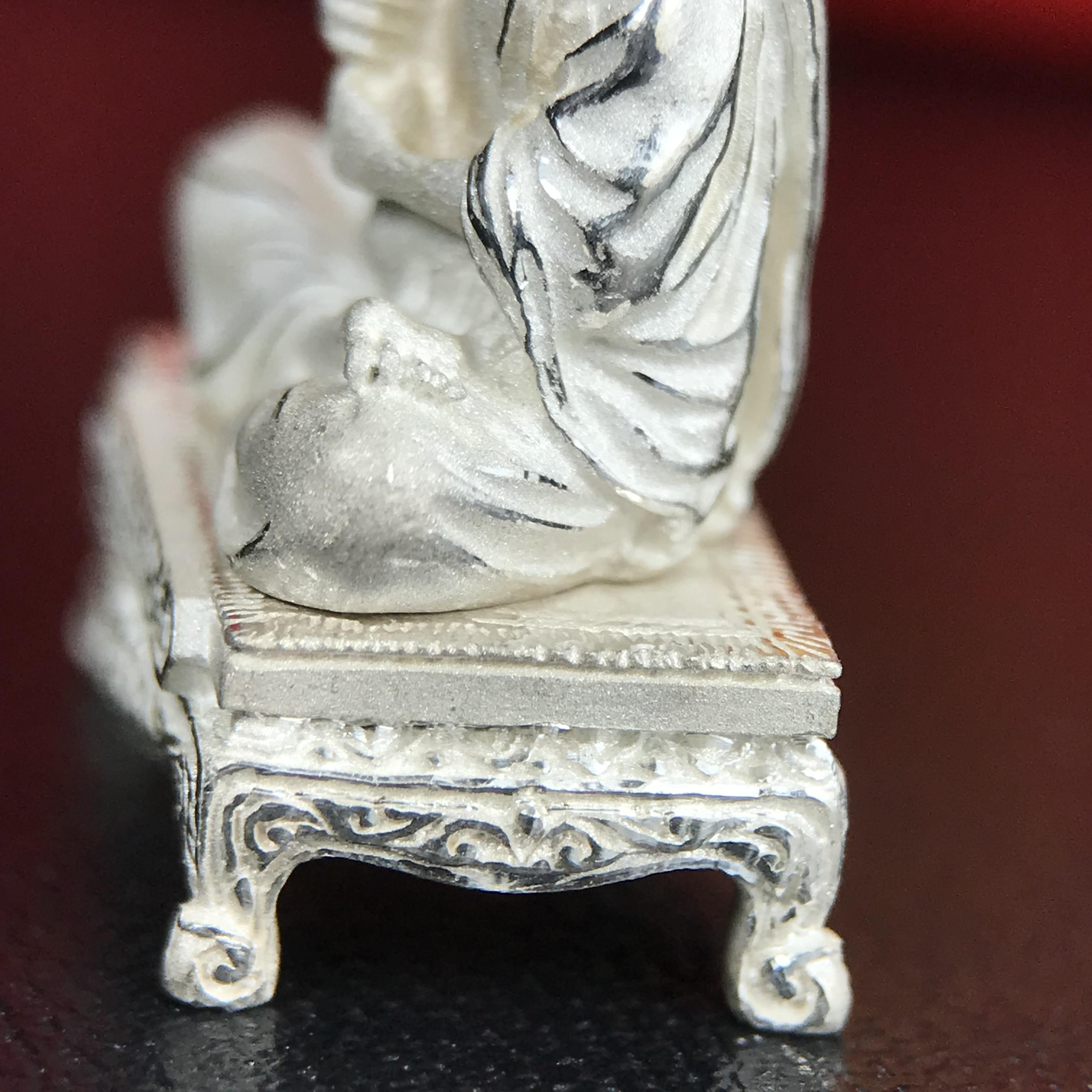 สมเด็จพุฒาจารย์ (โต พรหมรังสี) อนุสรณ์ 128 ปี สมเด็จพระญาณสังวร สมเด็จพระสังฆราช ทรงเมตตาอธิฐานจิต ปี 2543 มหาพุทธาภิเษก 3วาระ รูปเหมือนลอยองค์พิมพ์ใหญ่เนื้อเงิน ขนาด 1.5 x 2.5 ซม. ทรงคุณค่าทั้งด้านความงานด้านพุทธศิลป์ และพุทธคุณ(องค์หมายเลข ๑๐๘(เลขสวย)