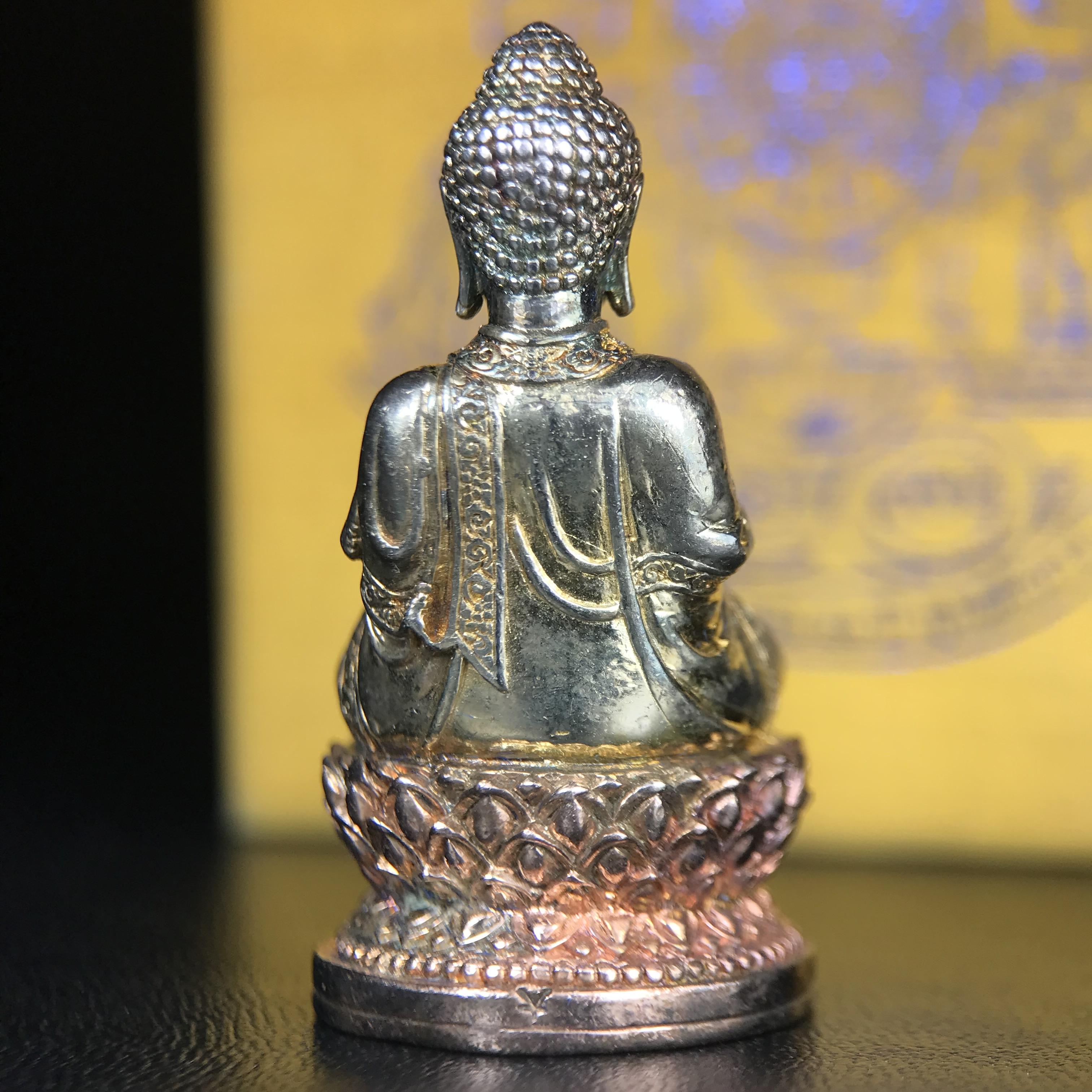 พระกริ่งจีน "ต้าเยิ่นถะ" ชุดกาญจนาภิเษกครองราชย์ 50 ปี วัดบวรนิเวศวิหาร ปี 2538 เนื้อเงินสามกษัตริย์ 99.99% สูง 3.8 ซม. (สภาพผิวสวยเดิมติดรุ้งๆ พิธีใหญ่ พุทธศิลป์งดงาม) สภาพสวยเดิมพร้อมกล่องบรรจุเดิม ***ตอกโค๊ดหมายเลข ๖๒๖๒***