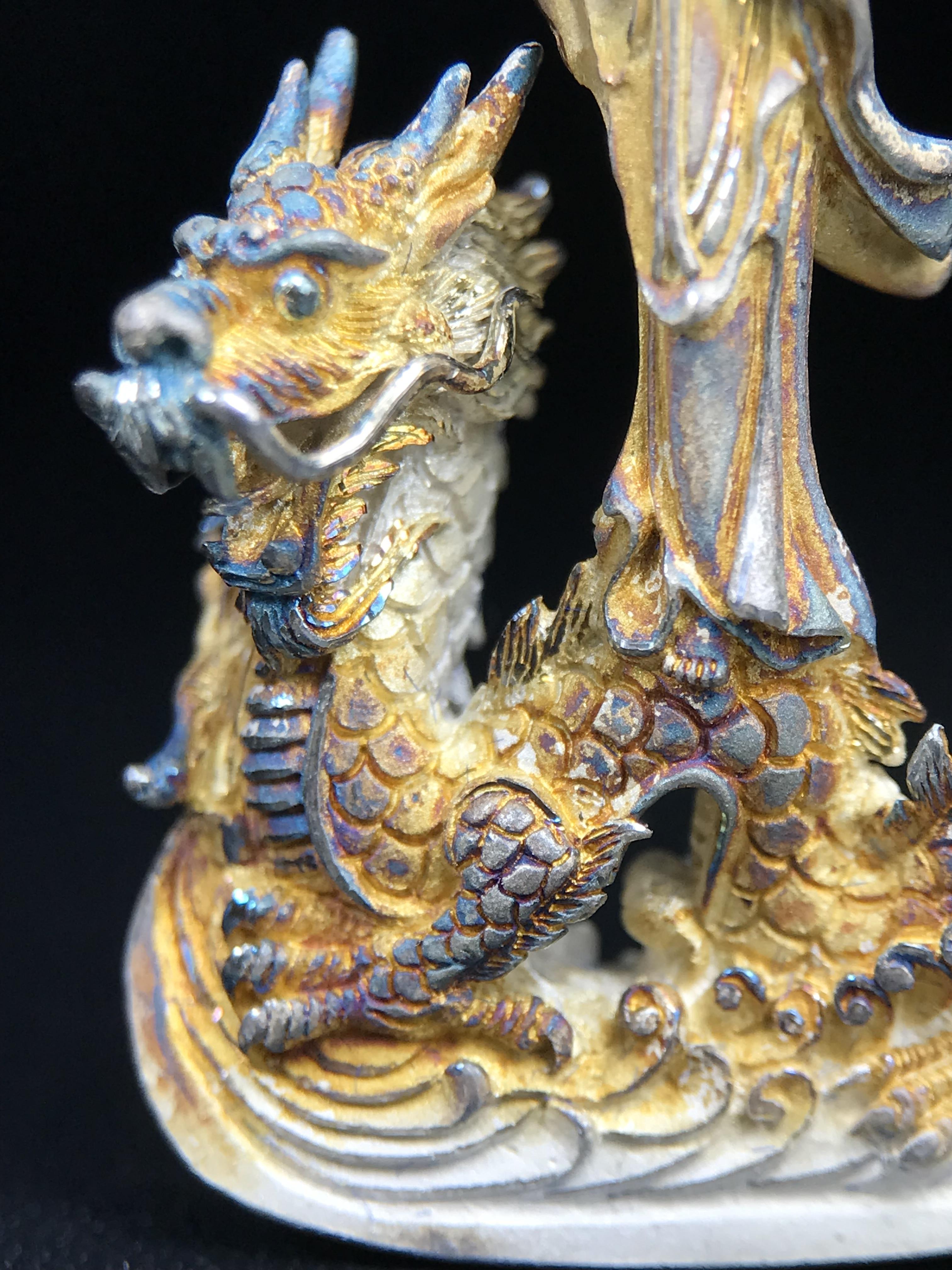 รูปหล่อลอยองค์พระโพธิสัตว์กวนอิม ทรงประทับมังกร จ.ระนอง ปี 2539 เนื้อเงิน พิมพ์ใหญ่(ผิวรุ้งไฟ)(สภาพผิวเดิมขึ้นสีรุ้งธรรมชาติสวยแบบนิยม)(เสน่ห์พระเนื้อเงินสีสันที่ธรรมชาติสรรค์สร้าง)เฉลิมฉลองในวโรกาสที่พระบาทสมเด็จพระเจ้าอยู่หัวทรงครองสิริราชสมบัติครบ50ปี