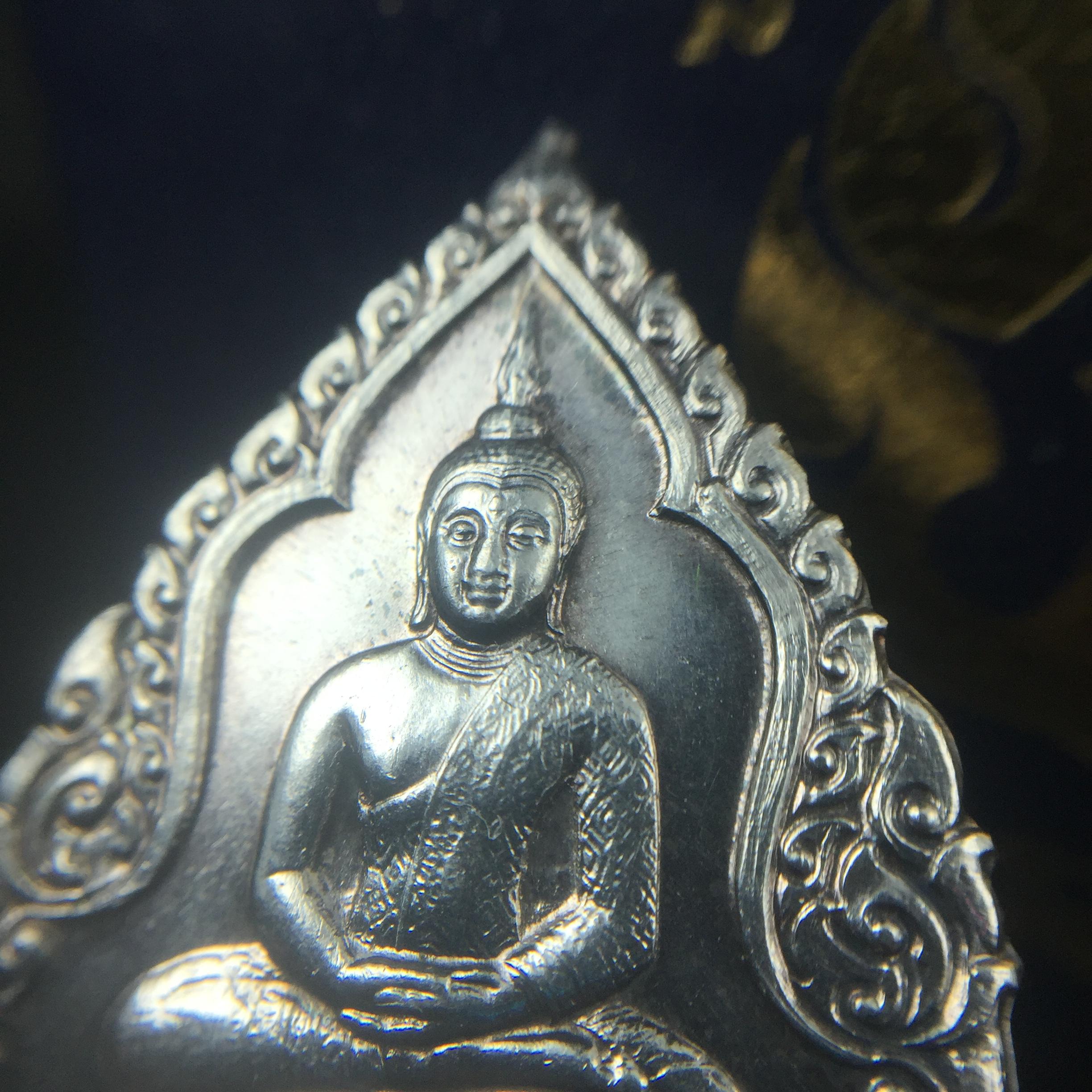 เหรียญพระแก้วมรกตหลัง ภปร ฉลองกรุงรัตนโกสินทร์ครบ 200 ปี พ.ศ.2525 เนื้อเงินกล่องบรรจุเดิม พิมพ์ทรงเครื่องฤดูฝน(บล็อกพระราชศรัธา)(ในหลวงรัชกาลที่9 เสด็จในพิธี)