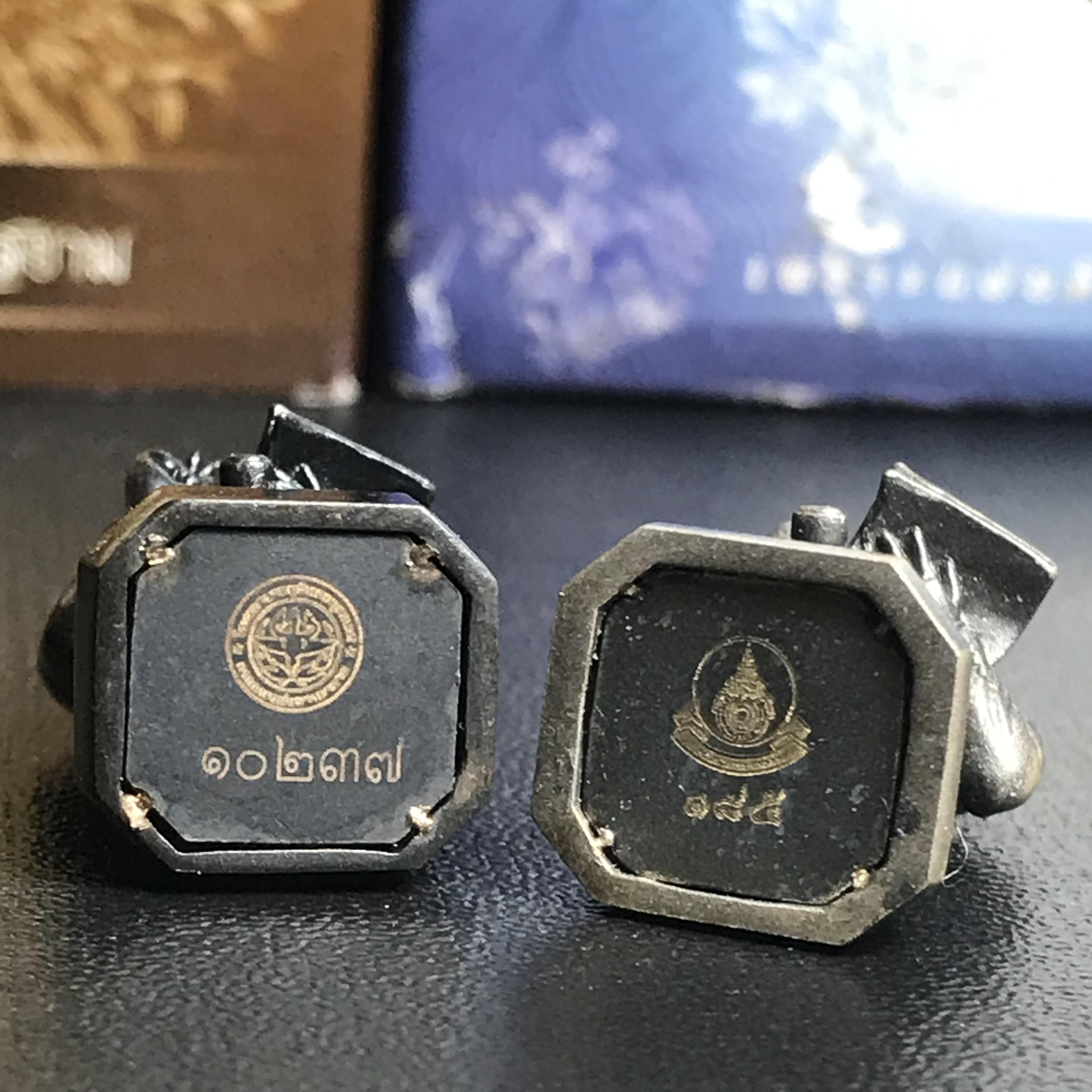 พระบรมรูปพระบาทสมเด็จพระเจ้าอยู่หัว(ทรงงาน)ตราสัญลักษณ์ 80 พรรษา รุ่นเย็นศิระเพราะพระบริบาลปี2550 เนื้อนวโลหะ+พระบรมรูปพระบาทสมเด็จพระเจ้าอยู่หัว(ทรงงาน)ตรา ภ.ป.ร. รุ่นเพราะแผ่นดินนี้คือแผ่นดินเกิด ปี2551 ขนาดสูง 1 นิ้ว เนื้อบรอนซ์ชุบเงินรมดำ(รวม2องค์)