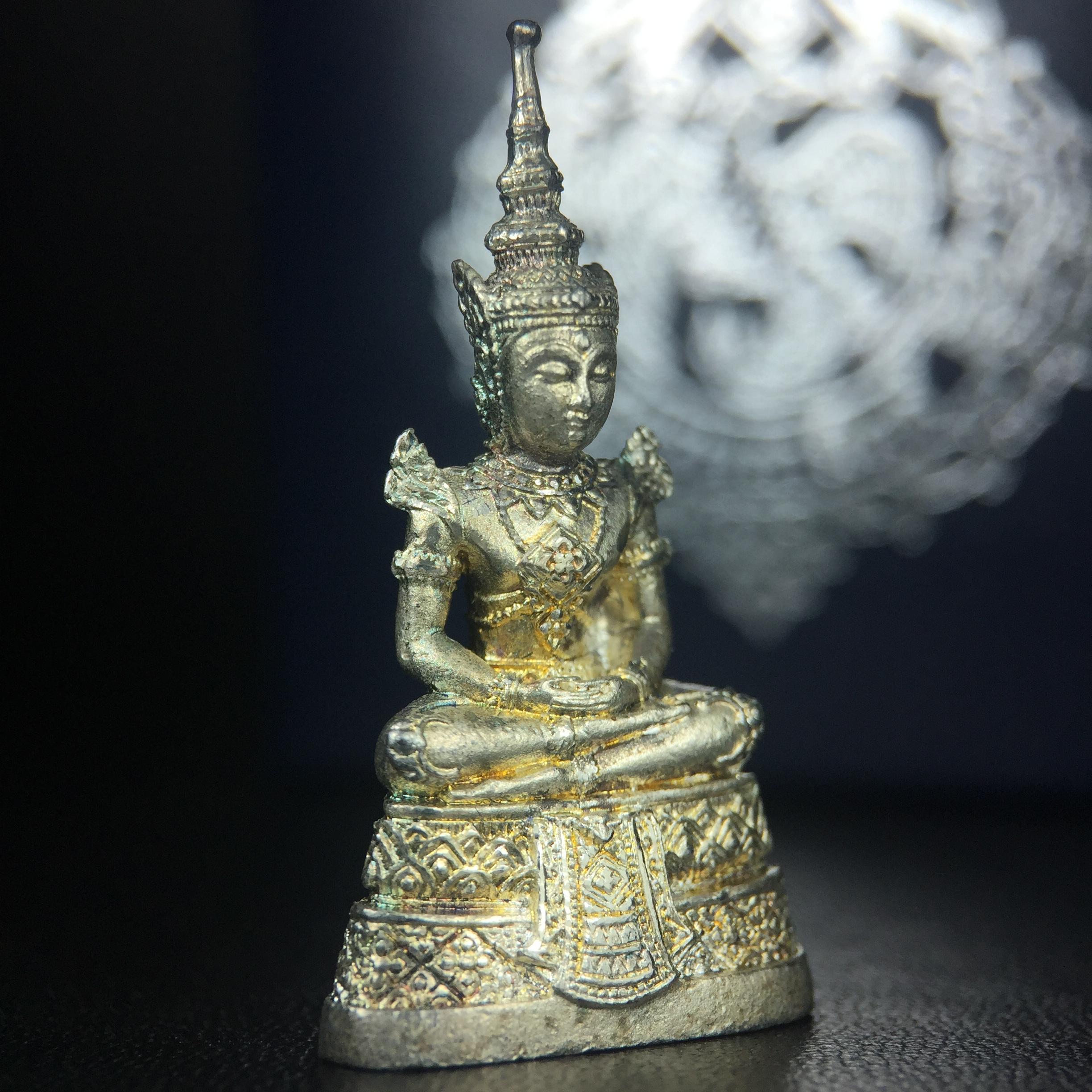 พระแก้วมรกต กรมสรรพสามิตจัดสร้างขึ้นเนื่องในโอกาสครบรอบ 64 ปีของกรมสรรพสามิต และเนื่องในวโรกาสที่พระบาทสมเด็จพระเจ้าอยู่หัวทรงครองราชย์ครบ50ปีเมื่อ พ.ศ.2539 เนื้อเงินทรายนวลขัดเงา(ผิวเดิมๆขึ้นสีรุ้งธรรมชาติสวย(สเน่ห์พระเนื้อเงินสีสันที่ธรรมชาติสรรค์สร้าง)