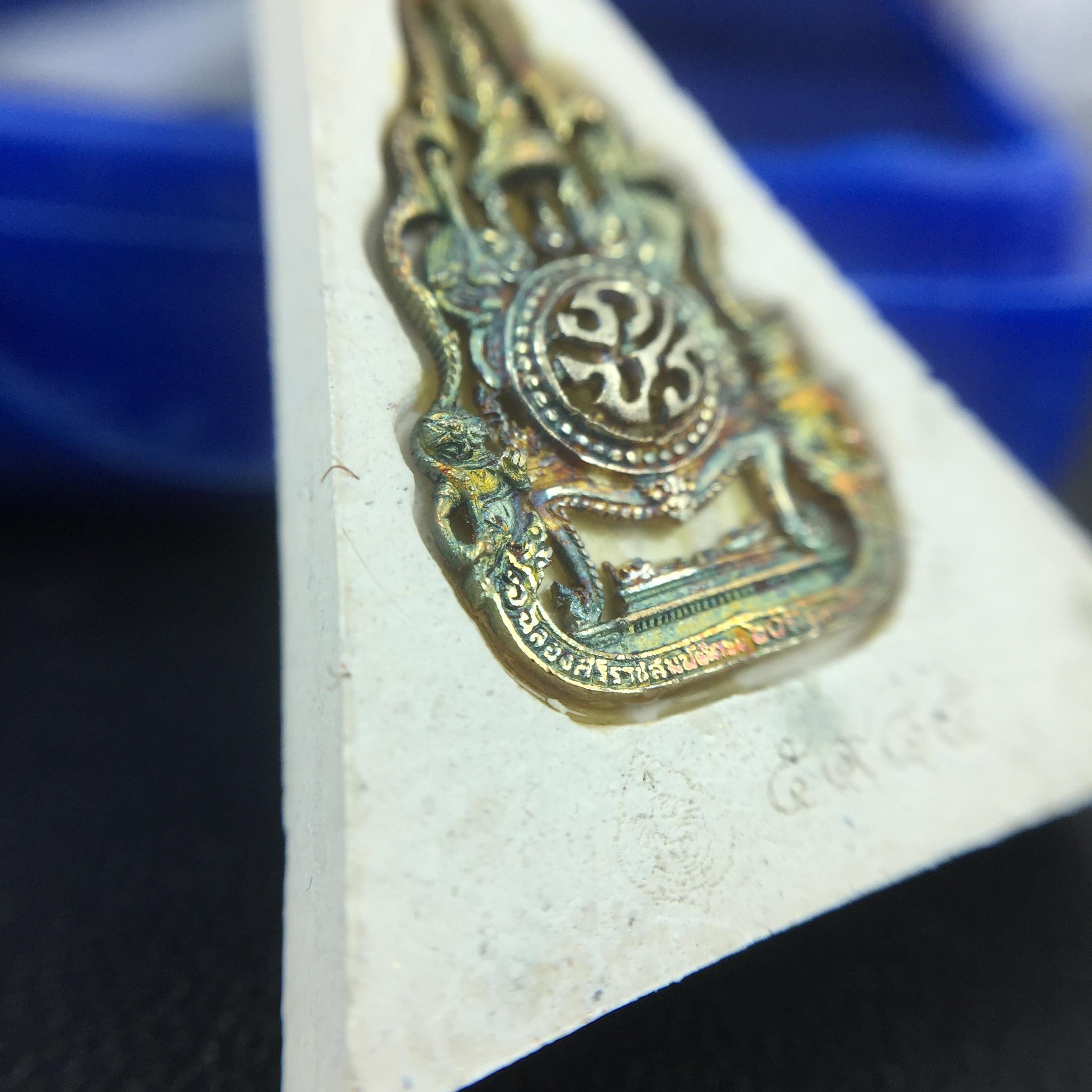 พระแก้วมรกต(จำลอง)ทรงเครื่องฤดูร้อน พระผงบูชา ด้านหน้าปิดทอง ด้านหลังตราฉลองสิริราชสมบัติครบ 60ปี เนื้อเงินขึ้นสีรุ้งธรรมชาติสร้างสรรค์งดงาม(รุ่นนี้ได้พระราชทานเส้นพระเจ้า(เส้นผม)รัชกาลที่9ในการจัดสร้าง)***องค์นี้พิเศษมองเห็นเส้นผมติดอยู่ด้านหลังชัดเจน***