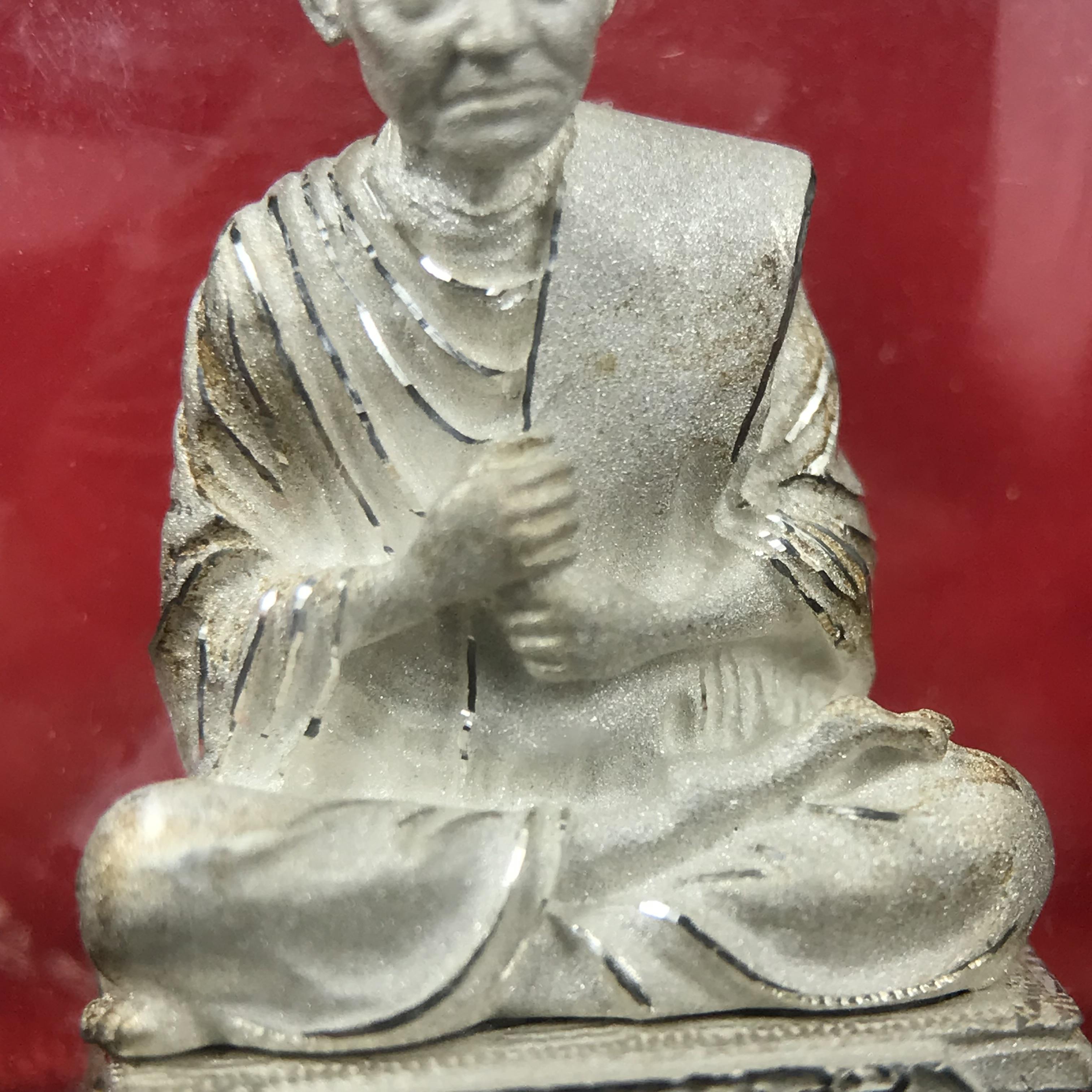 สมเด็จพุฒาจารย์ (โต พรหมรังสี) อนุสรณ์ 128 ปี สมเด็จพระญาณสังวร สมเด็จพระสังฆราช ทรงเมตตาอธิฐานจิต ปี 2543 มหาพุทธาภิเษก 3วาระ รูปเหมือนลอยองค์พิมพ์ใหญ่เนื้อเงิน ขนาด 1.5 x 2.5 ซม. ทรงคุณค่าทั้งด้านความงานด้านพุทธศิลป์ และพุทธคุณ