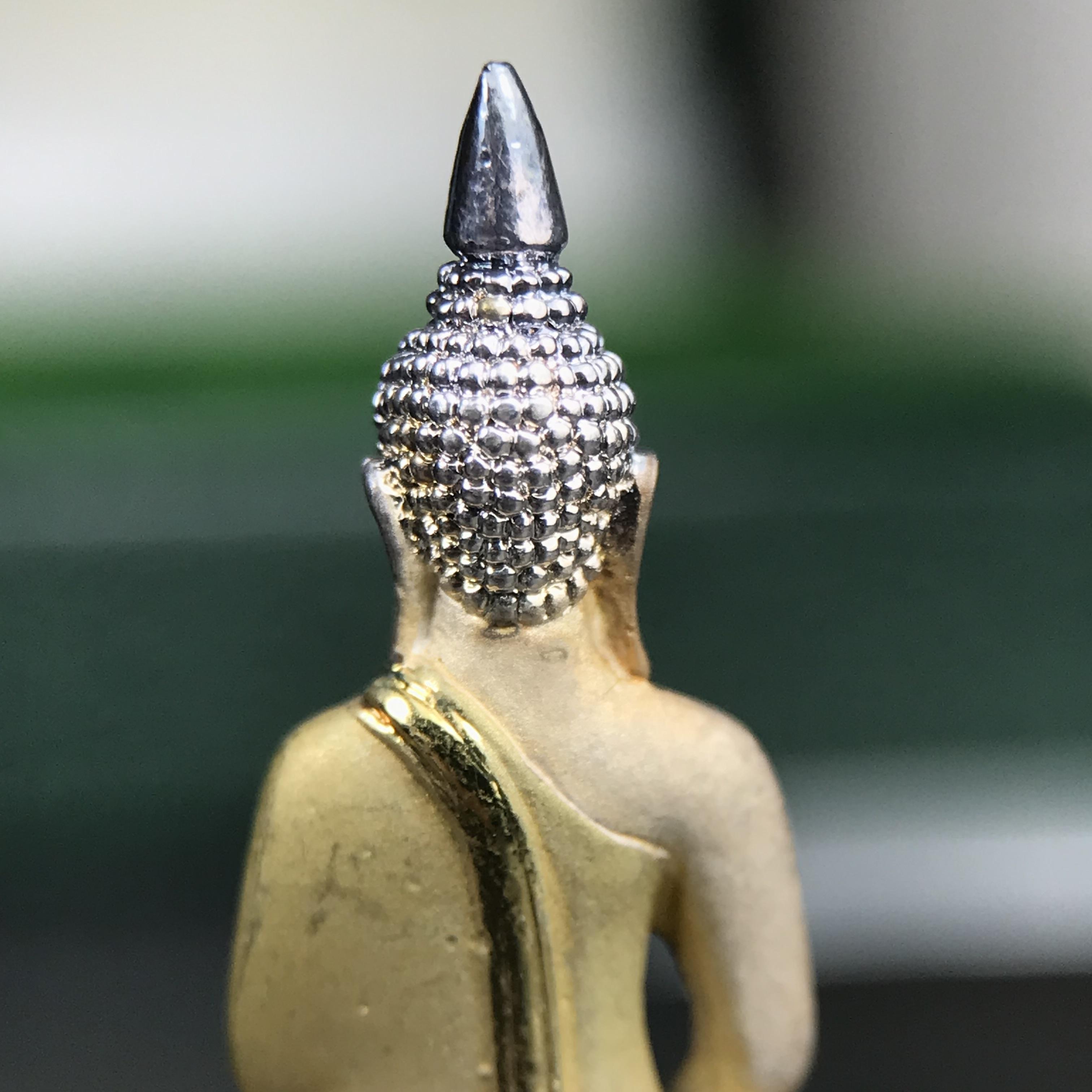 พระพุทธโสธร ภปร. รุ่นย้อนยุค สร้างพระอุโบสถ สมาคมชาวฉะเชิงเทรา จัดสร้าง ปี 2539 วโรกาสครองสิริราชสมบัติครบ 50 ปี เนื้อเงินชุบสามกษัตริย์ทรายนวลขัดเงาบางส่วน(สภาพผิวเดิม เก่าเก็บอย่าดี สวยมาก แบบนี้หายาก) พร้อมกล่องบรรจุและใบรับรองเดิมครบสมบูรณ์