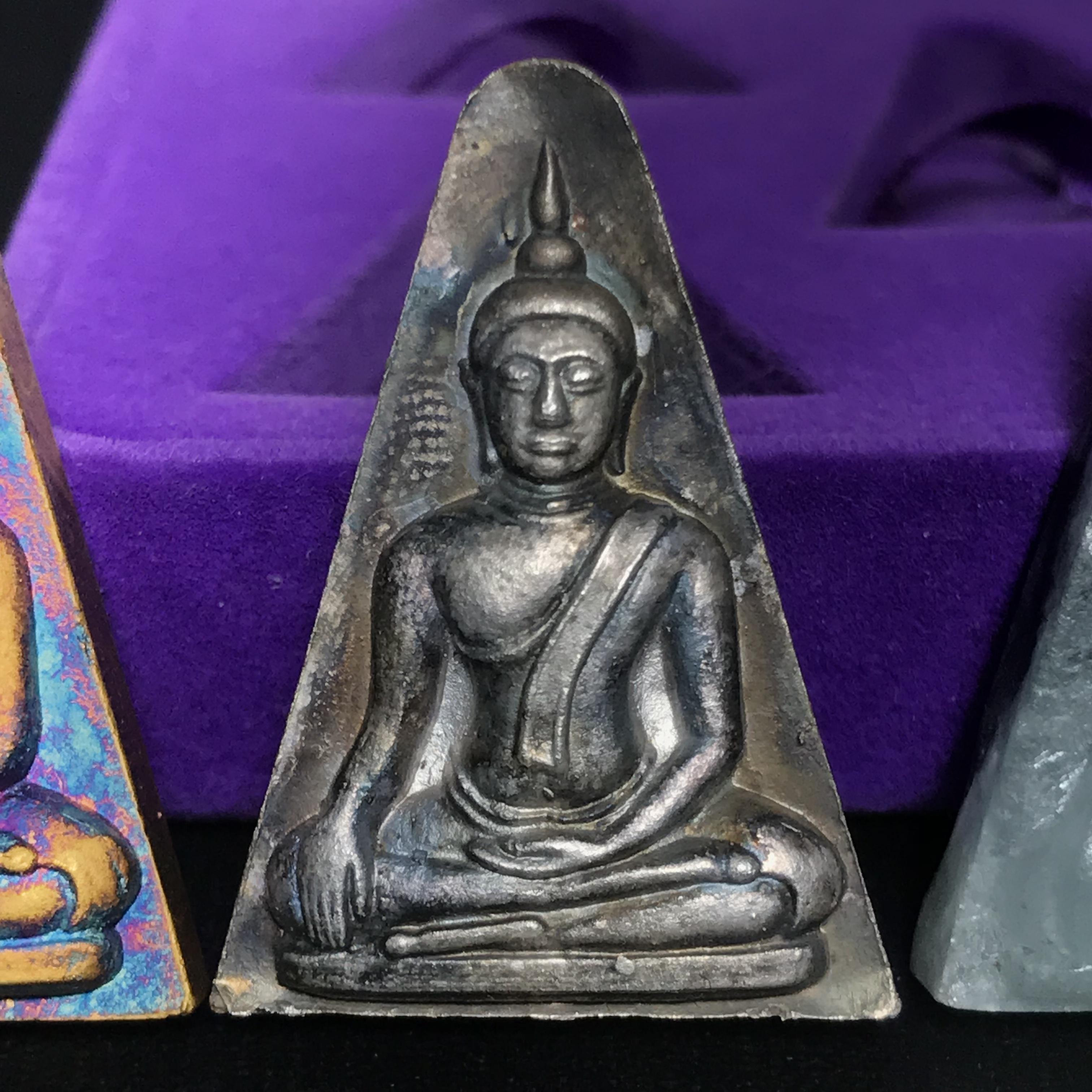 พระนางพญาเสน่ห์จันทร์ สธ. สร้างในวโรกาสทรงเจริญพระชนมายุ 50 พรรษา สมเด็จพระเทพฯ พ.ศ.2548 ชุดพิเศษ (1 ใน 5000 ชุด)หายาก