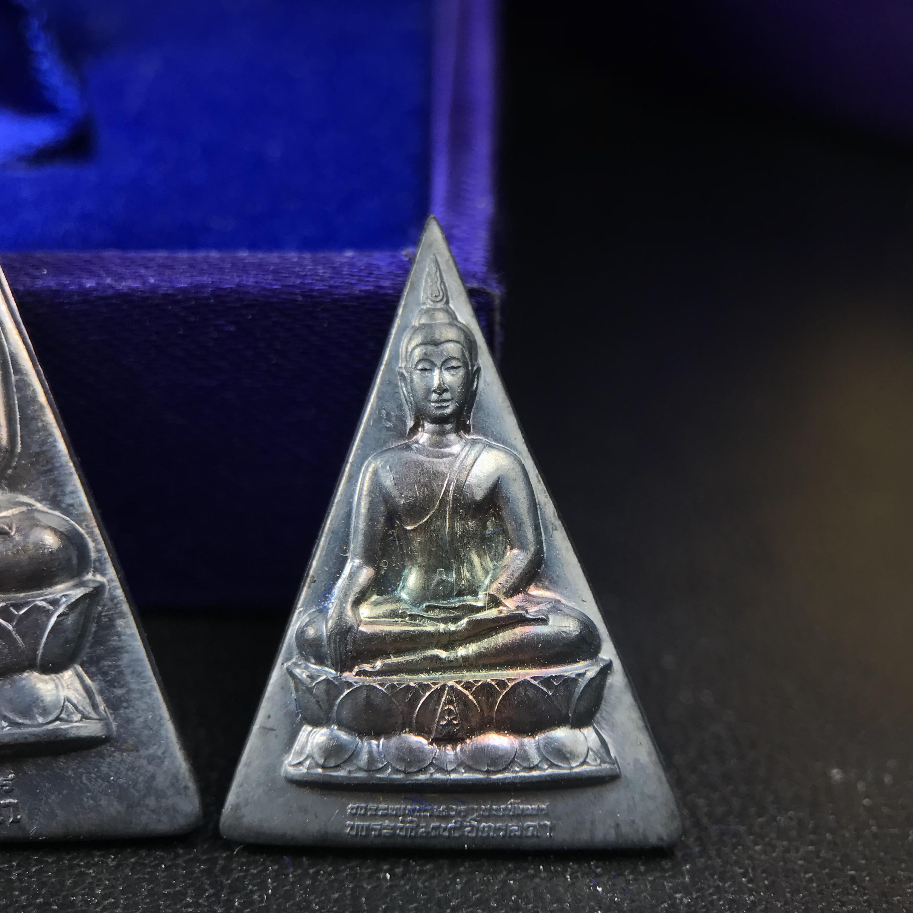 พระพุทธนวราชบพิตร พระพิมพ์จิตรลดา โครงการหลวง ปี2539 (พิมพ์ใหญ่+พิมพ์เล็ก) เนื้อเงินผิวเดิมขึ้นสีรุ่ง สวย แบบนิยมพร้อมกล่องบรรจุเดิม พิธีใหญ่ ปลุกเสกวัดพระแก้ว(1ชุด 2 องค์)