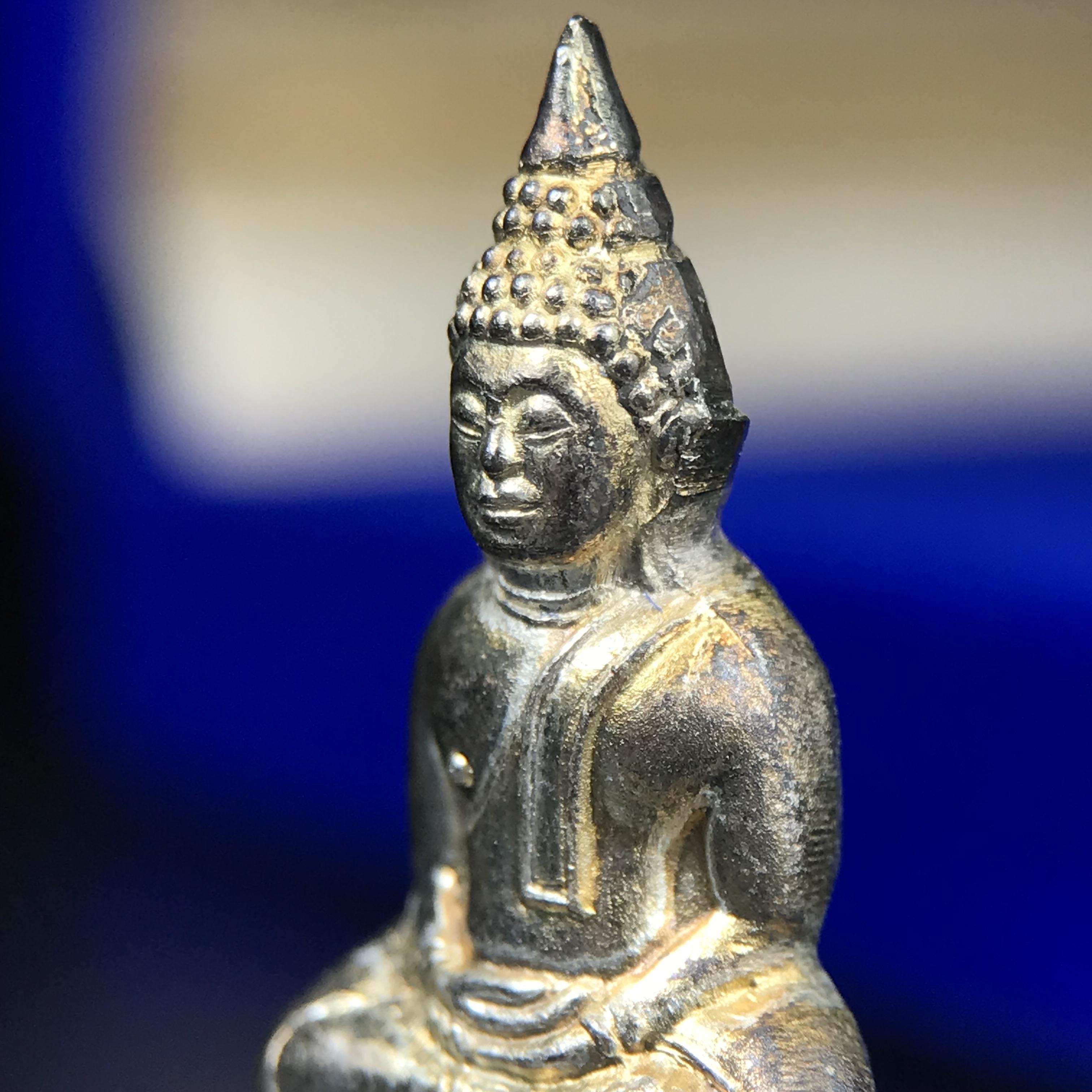 พระกริ่งหลวงพ่อโสธร ภปร. รุ่นกาญจนาภิเษก จัดสร้างในมงคลวโรกาสที่พระบาทสมเด็จพระเจ้าอยู่หัวรัชกาลที่9 เสด็จเถลิงถวัลย์สิริราชสมบัติ ครบ 50 ปี ในพุทธศักราช 2539 เนื้อเงิน(ผิวเดิมสวย)(พิธีใหญ่เข้มขลัง)1 ใน 9950 องค์