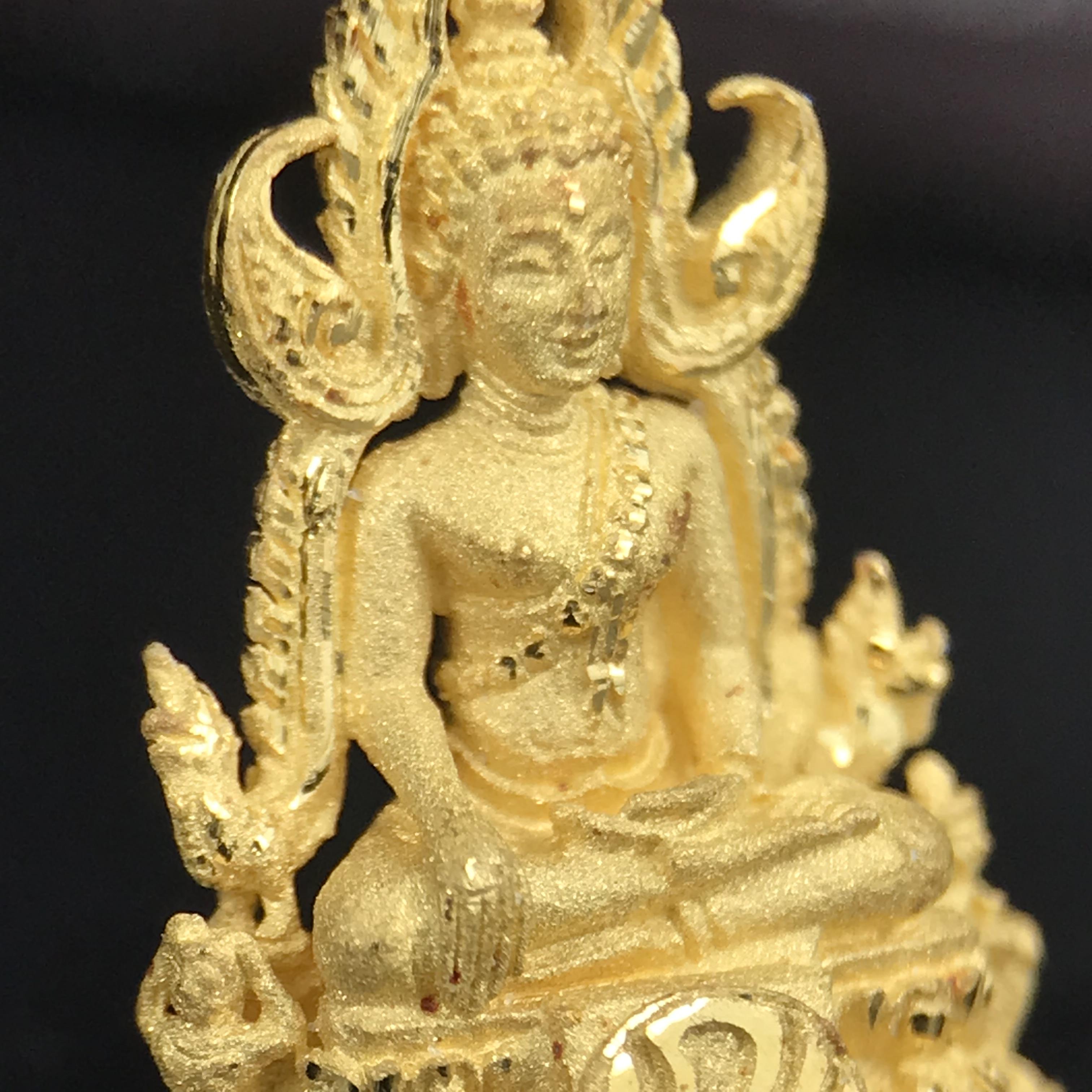 พระพุทธชินราช ภปร. โครงการ "เพราะแผ่นดินนี้ คือ แผ่นดินเกิด" ปี 2548(รุ่นแรก) ลอยองค์เนื้อทองคำบริสุทธิ์ 96.5% (น้ำหนัก 2.5 กรัม) หน้าตัก 1/4 นิ้ว (ขนาด 1.6 x1.1 ซม.) พุทธศิลป์งดงามทรงคุณค่า รุ่นยอดนิยม