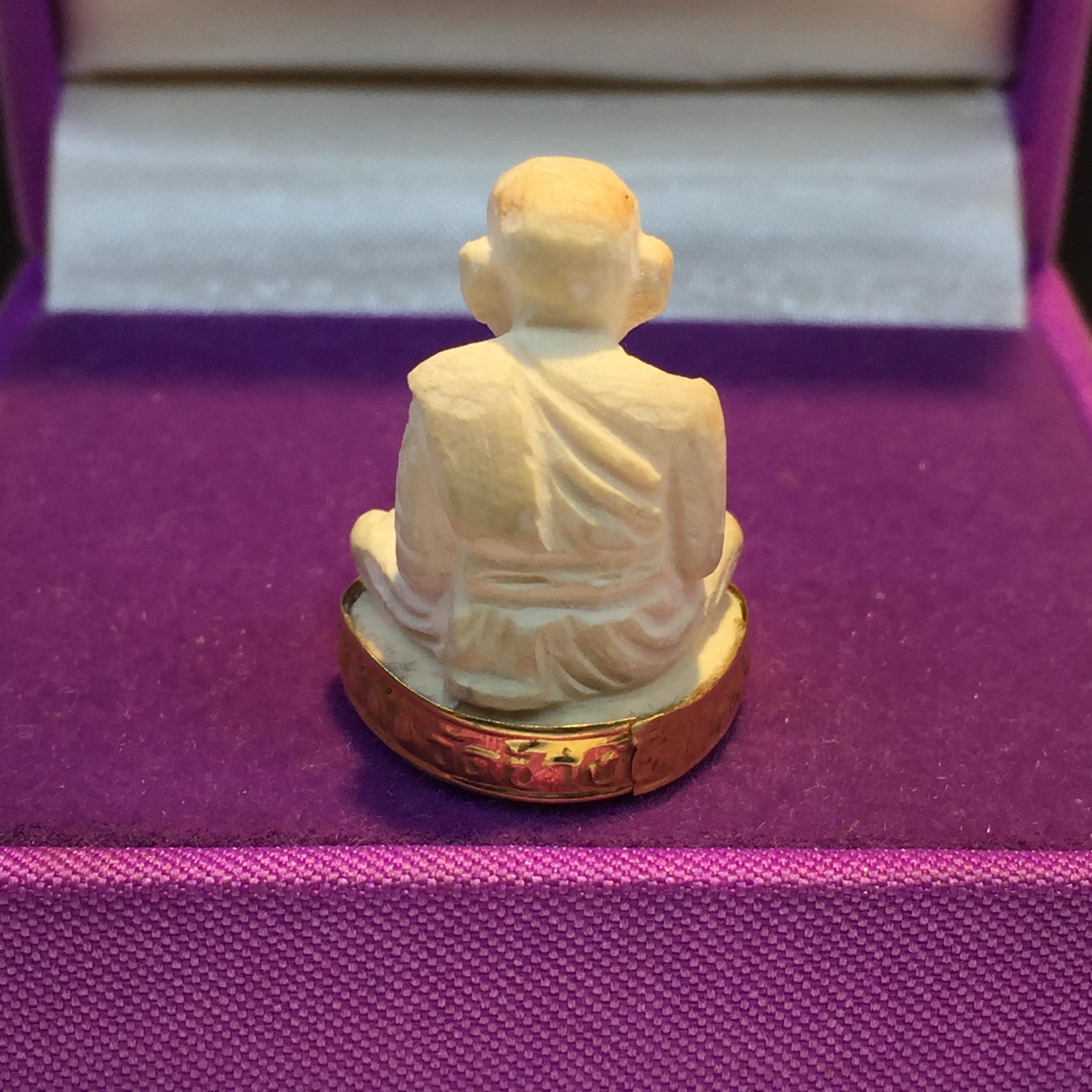 สมเด็จหลวงปู่ทวด รุ่นคชสารหมื่นปี (ศิลปาชีพ) วัดช้างให้ ปี2541(พิมพ์ลอยองค์ฐานทองคำ)นิยม