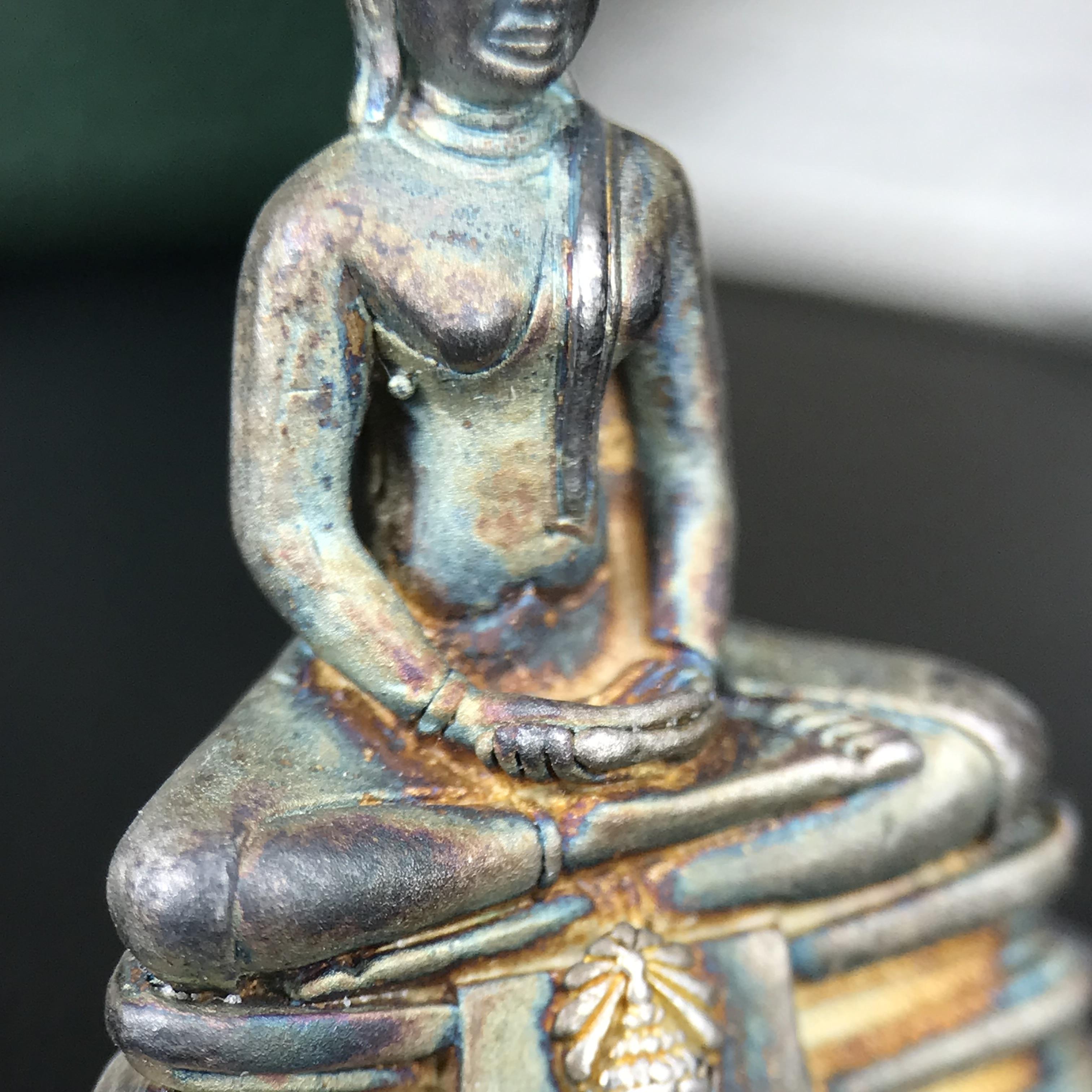 พระพุทธโสธร ภปร. รุ่นย้อนยุค สร้างพระอุโบสถ สมาคมชาวฉะเชิงเทรา จัดสร้าง ปี 2539 วโรกาสครองสิริราชสมบัติครบ 50 ปี เนื้อเงินทรายนวลขัดเงาบางส่วน(สภาพผิวเดิม ขึ้นสีรุ้งธรรมชาติ เก่าเก็บอย่าดี สวยมาก แบบนี้หายาก) พร้อมกล่องบรรจุและใบรับรองเดิม