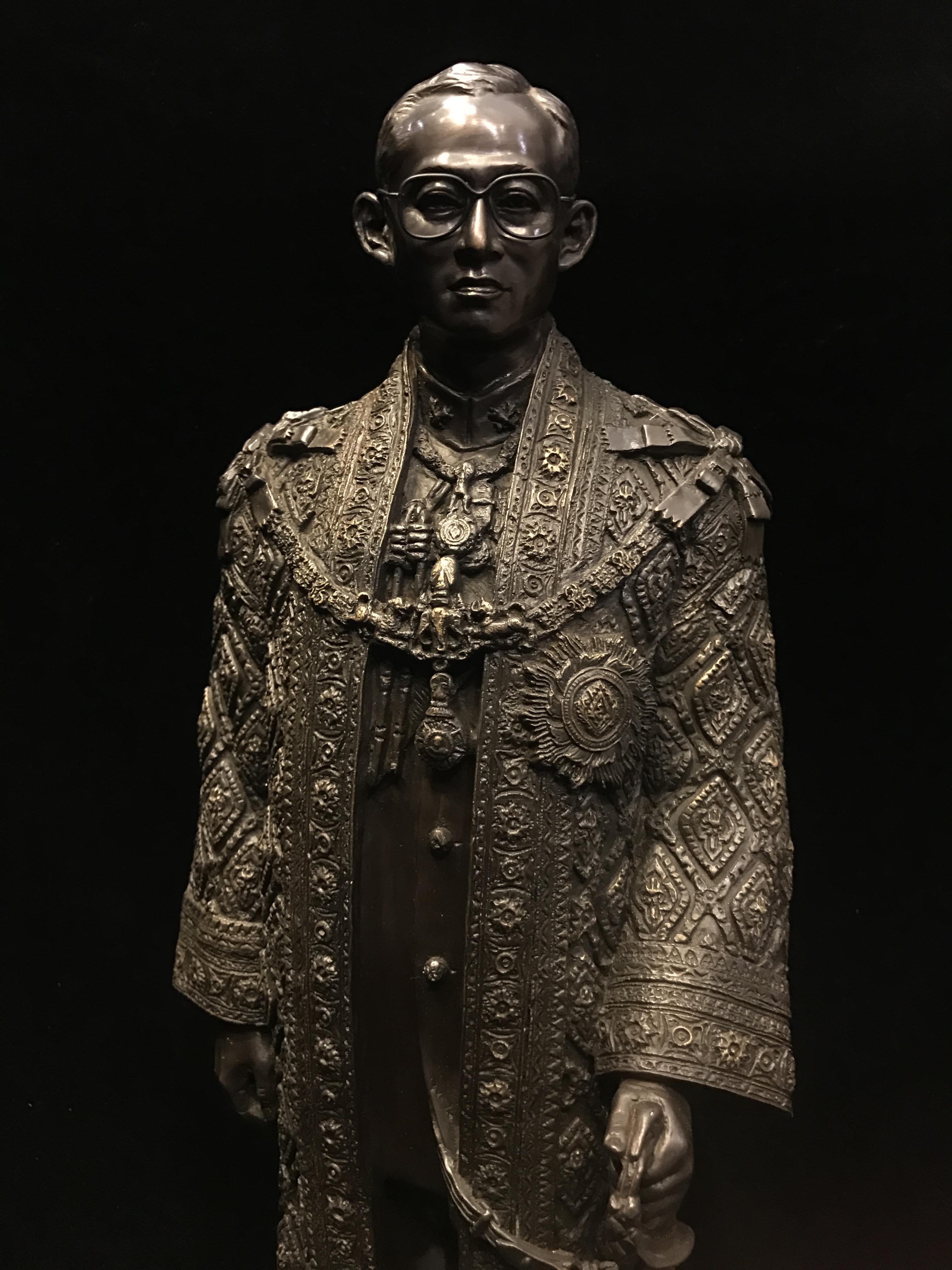 พระบรมรูปจำลองในหลวง รัชกาลที่ ๙ จัดสร้างโดย สมาคมศิษย์เก่าวิทยาศาสตร์ จุฬาลงกรณ์มหาวิทยาลัยและคณะวิทยาศาสตร์ จุฬาลงกรณ์มหาวิทยาลัย ปี2539(พร้อมกล่องบรรจุเดิมและใบรับรองจากผู้จัดสร้าง)