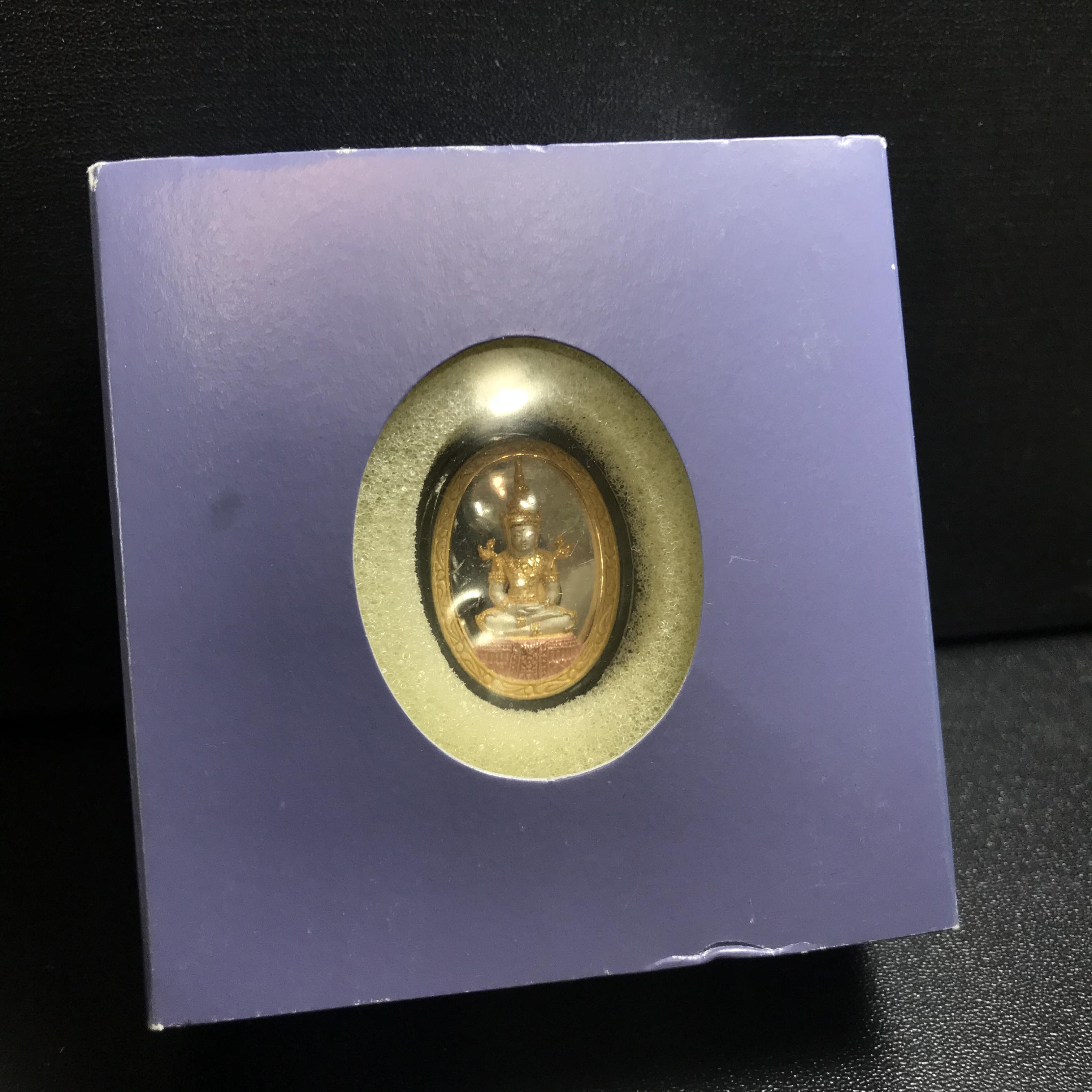 พระแก้วมรกต ภปร. ปี2547 จัดสร้างโดย รพ.ภูมิพลฯ เนื้อเงิน(3 กษัตริย์)เหรียญทรงกลมรี(1ใน3000องค์)