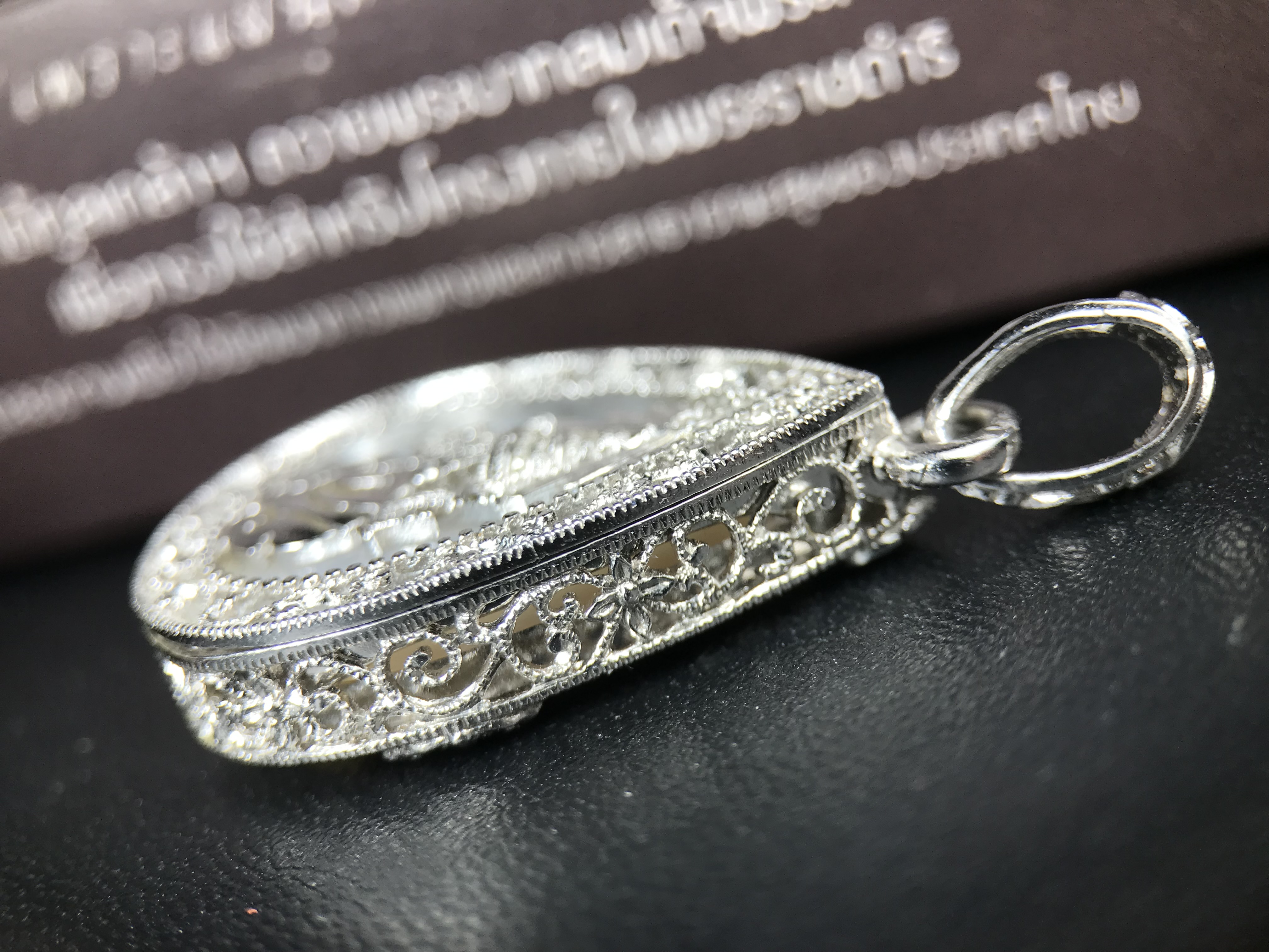 พระพุทธชินราช ภปร. โครงการ "เพราะแผ่นดินนี้ คือ แผ่นดินเกิด" ปี 2548(รุ่นแรก) เหรียญทรงหยดน้ำ ขนาด 21 x 31 มม. เนื้อเงินสามกษัตริย์ องค์พระชุบสามกษัตริย์ ล้อมด้วยกรอบเงินชุบทองคำขาวสลักเสลาเป็นลวดลายละเอียดอ่อน ส่วนพื้นองค์พระเป็นเปลือกหอยมุข