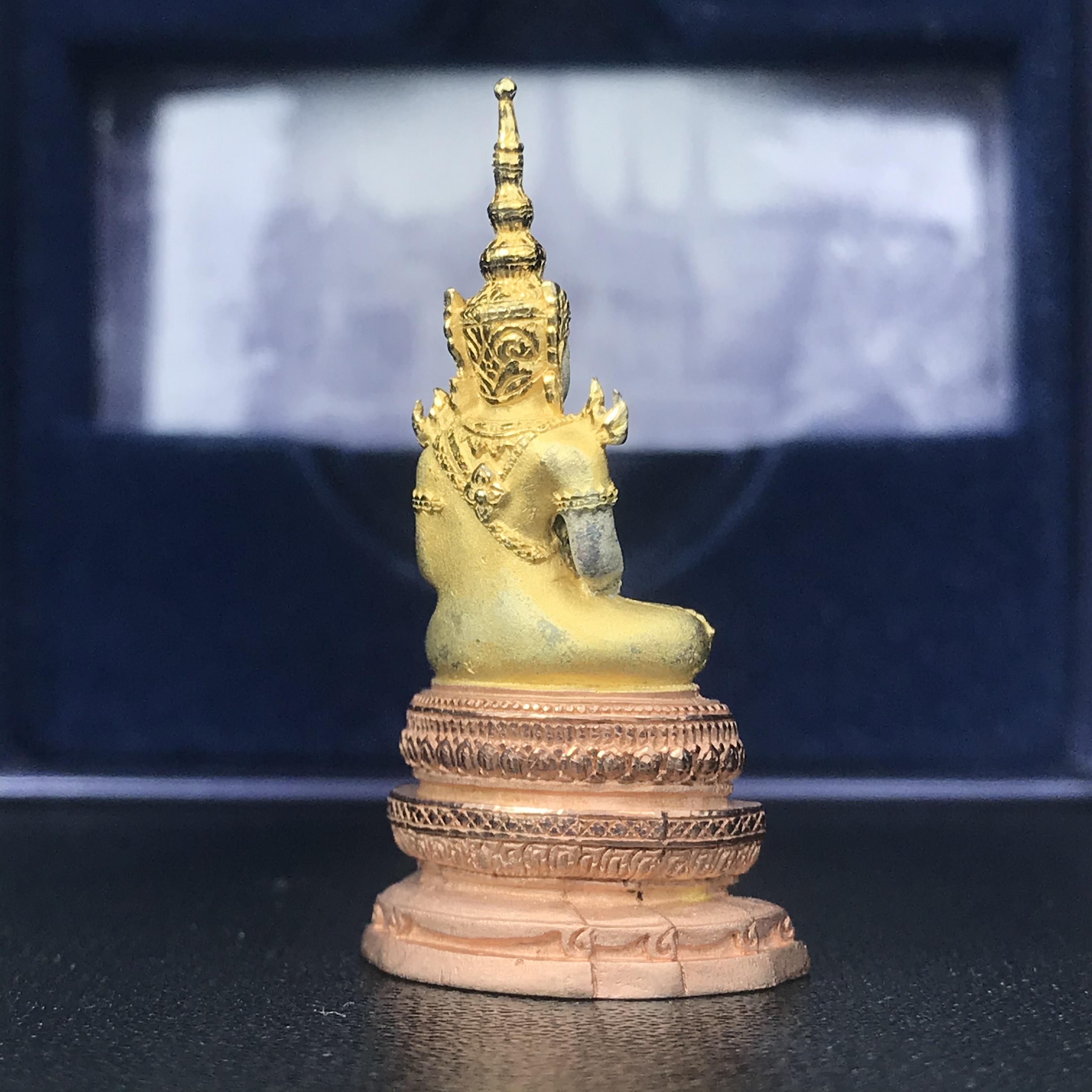 พระแก้วมรกต ภปร. ปี2547 จัดสร้างโดย รพ.ภูมิพลฯ เนื้อเงิน (3 กษัตริย์)ลอยองค์ หน้าตัก 1/2 นิ้ว(1ใน3000องค์)